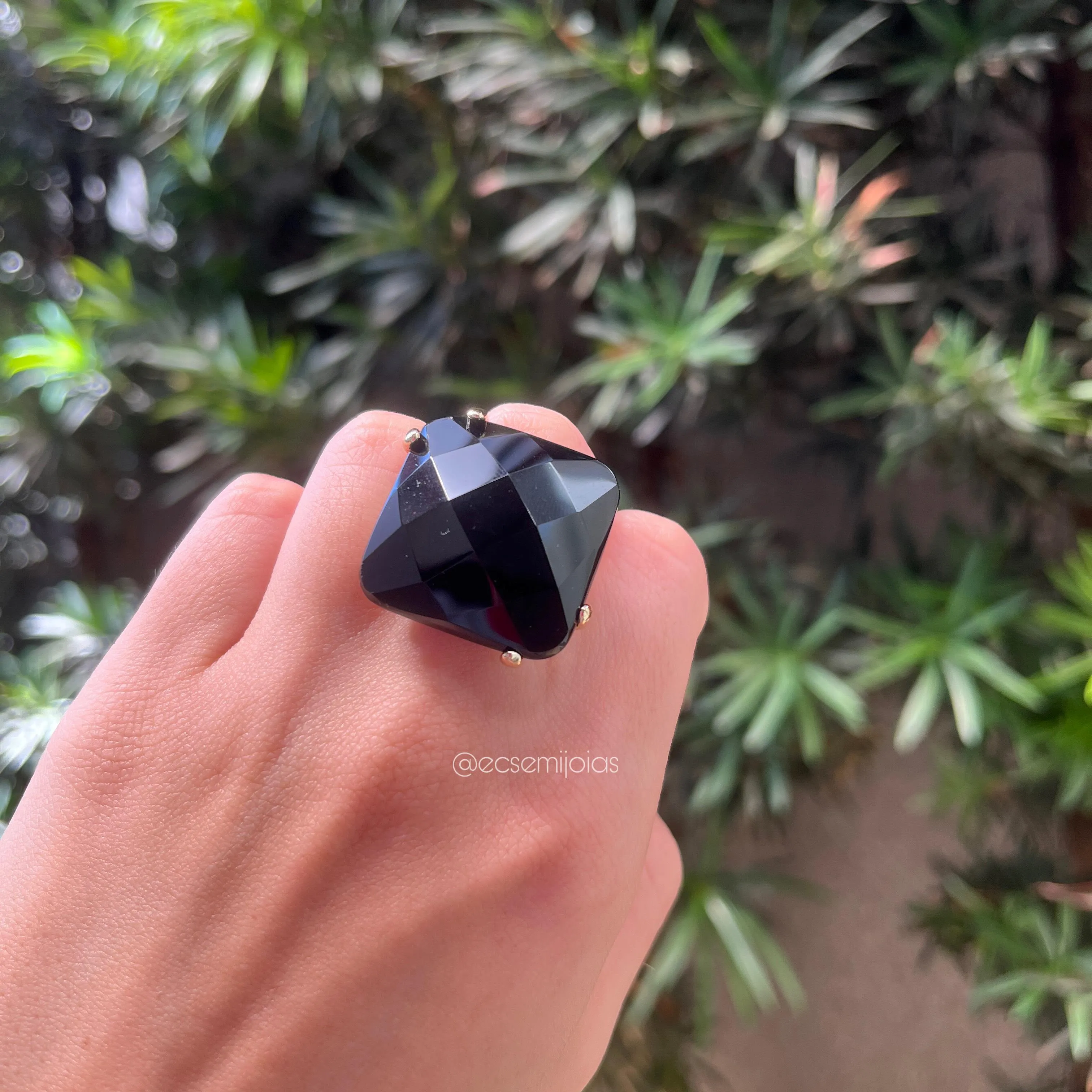Anel com pedra ônix quadrada - diâmetro 27mm x 27mm - banhado a ouro 18k