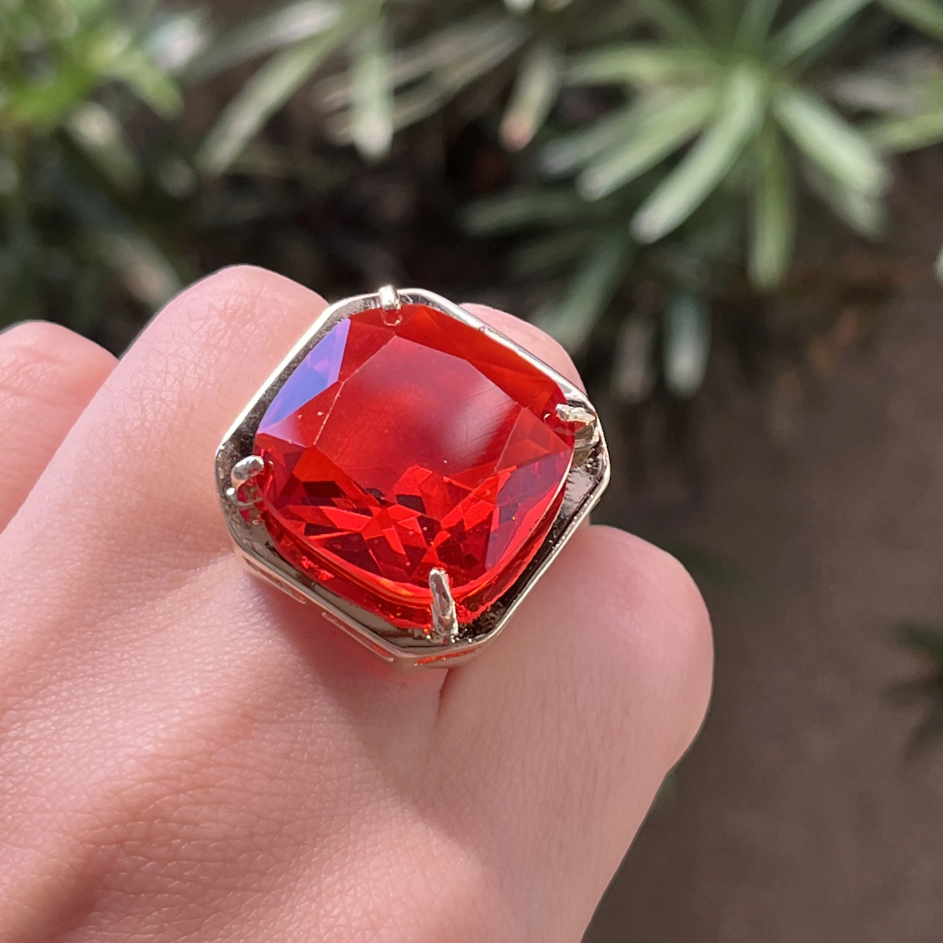 Anel com pedra rubi quadrada - diâmetro pedra 22mm cada lado - banhado a ouro 18k