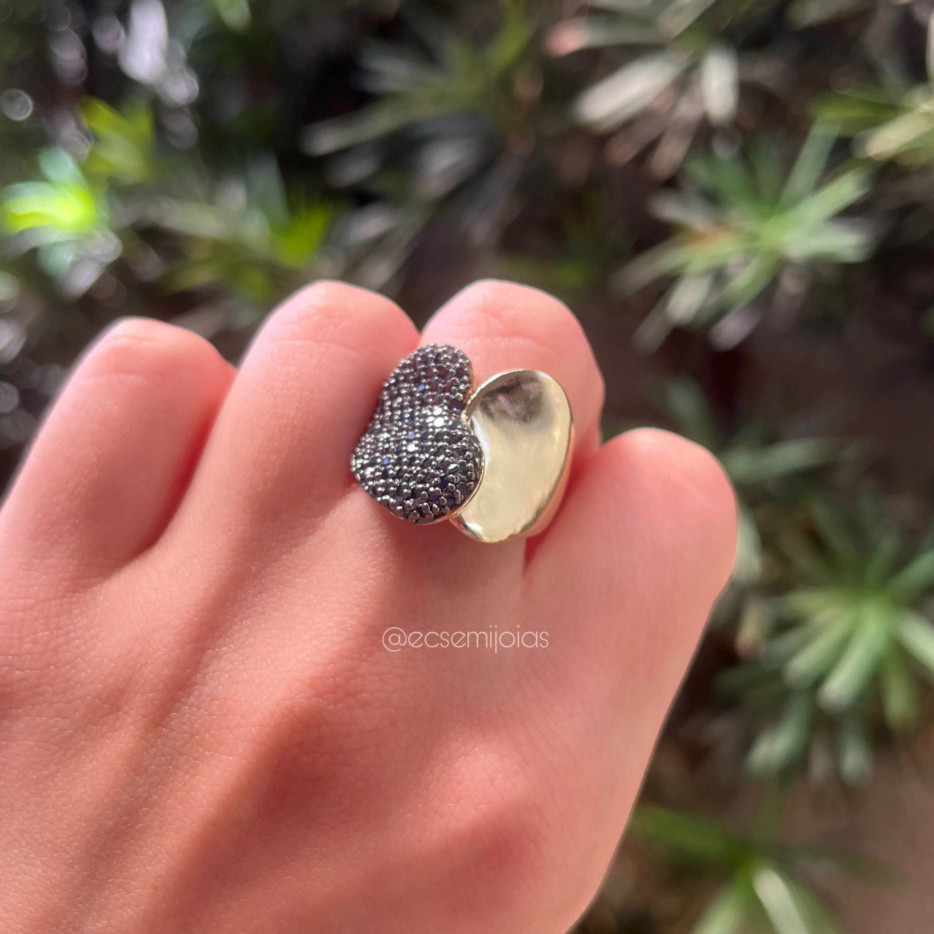 Anel coração cravejado com zircônias safira de um lado e outro liso - banhado a ouro 18k