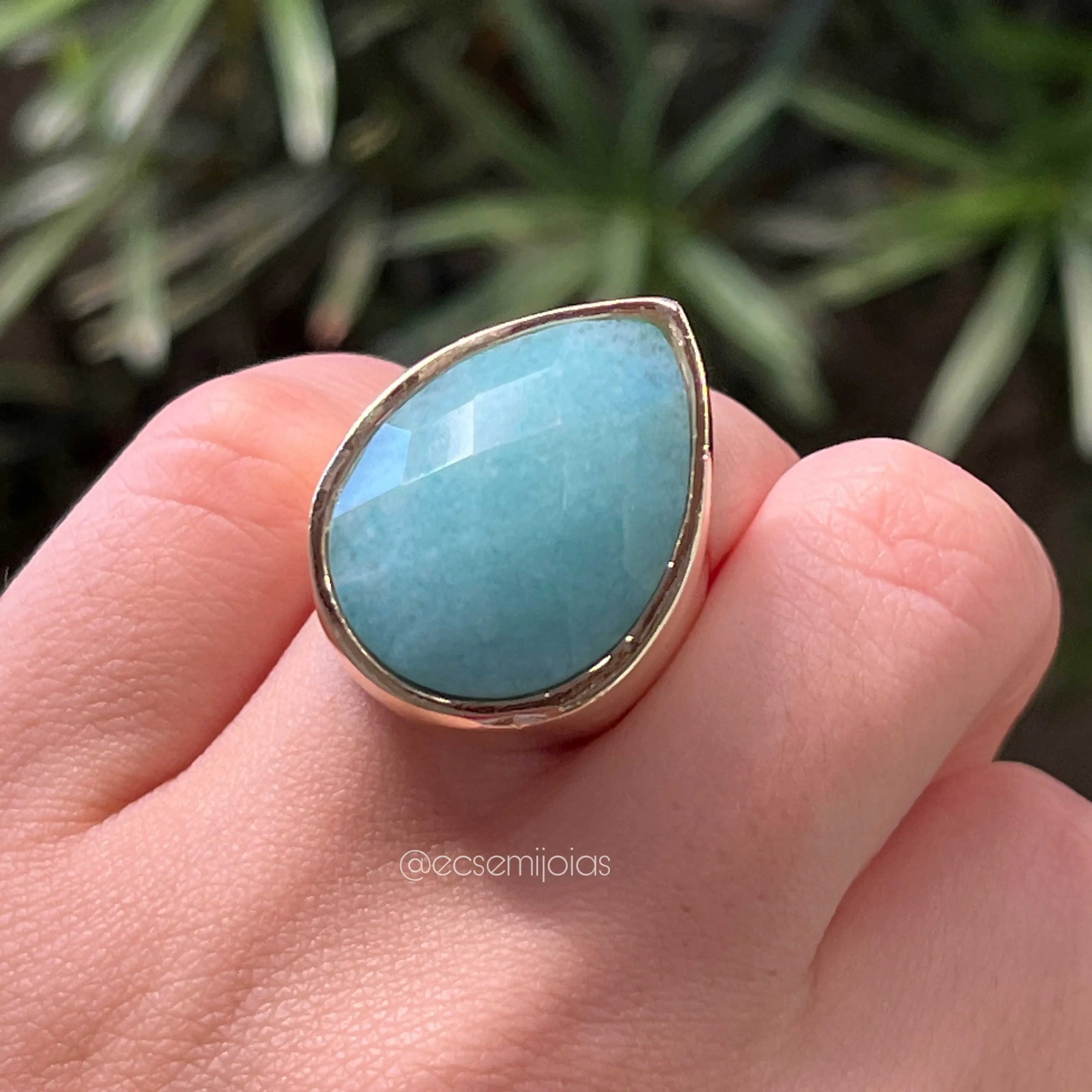 Anel de pedra natural ágata azul claro gota - banhado a ouro 18k