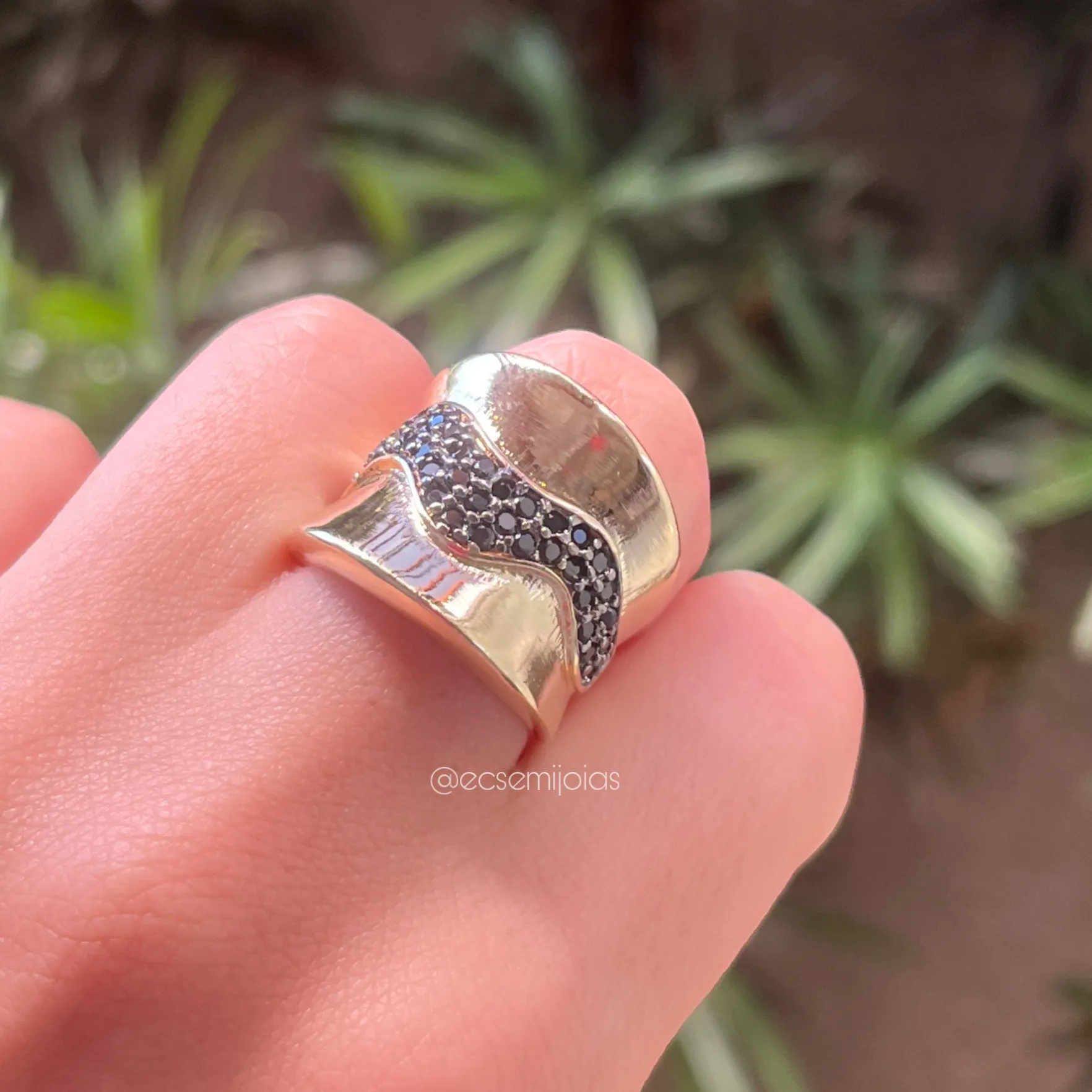 Anel liso nas pontas com onda cravejada no centro - banhado a ouro 18k