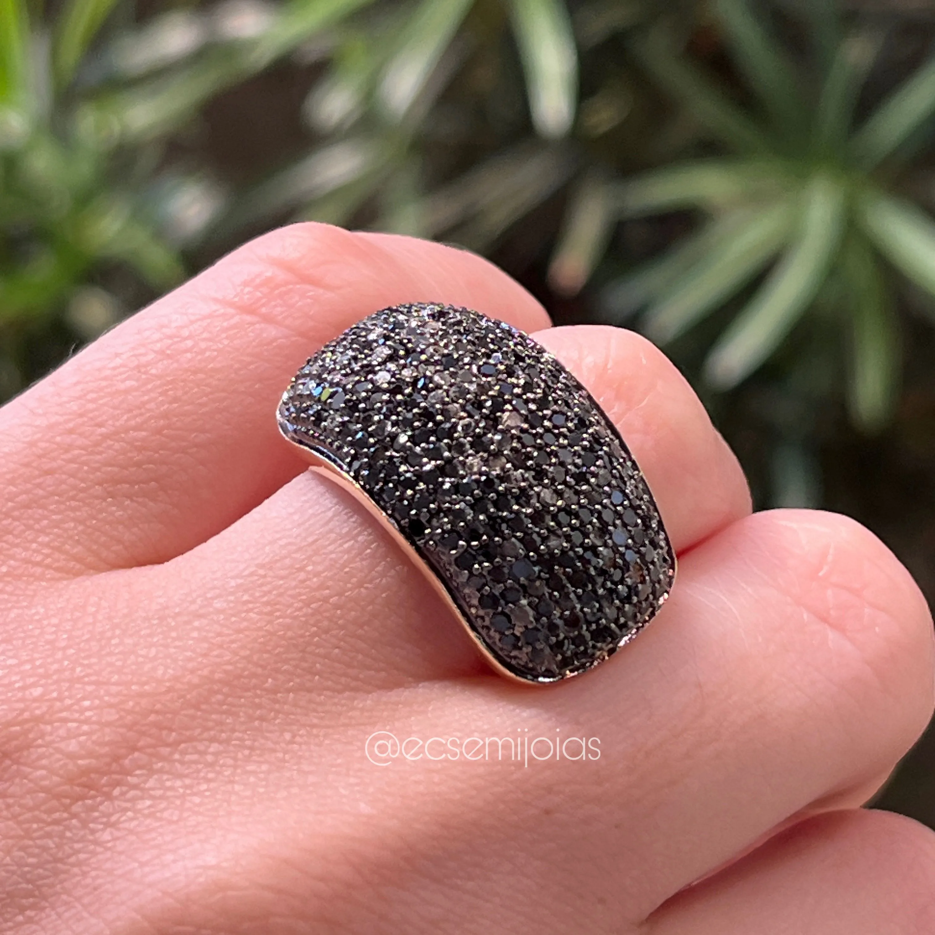 Anel ondulado cravejado com zircônias - diâmetro do cravejado 25mm x 14mm - banhado a ouro 18k