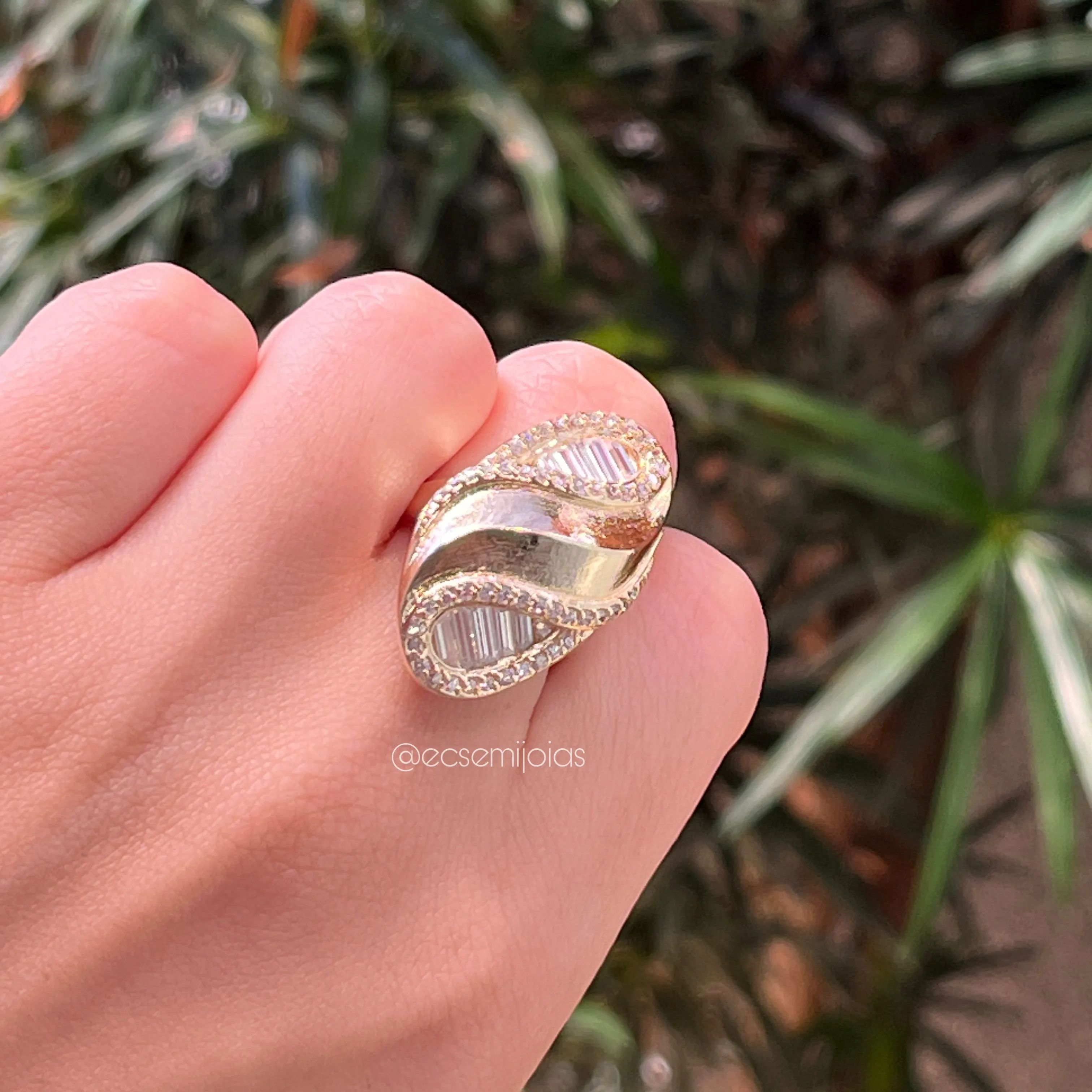 Anel oval cravejado nas pontas com zircônias baguetes - banhado a ouro 18k