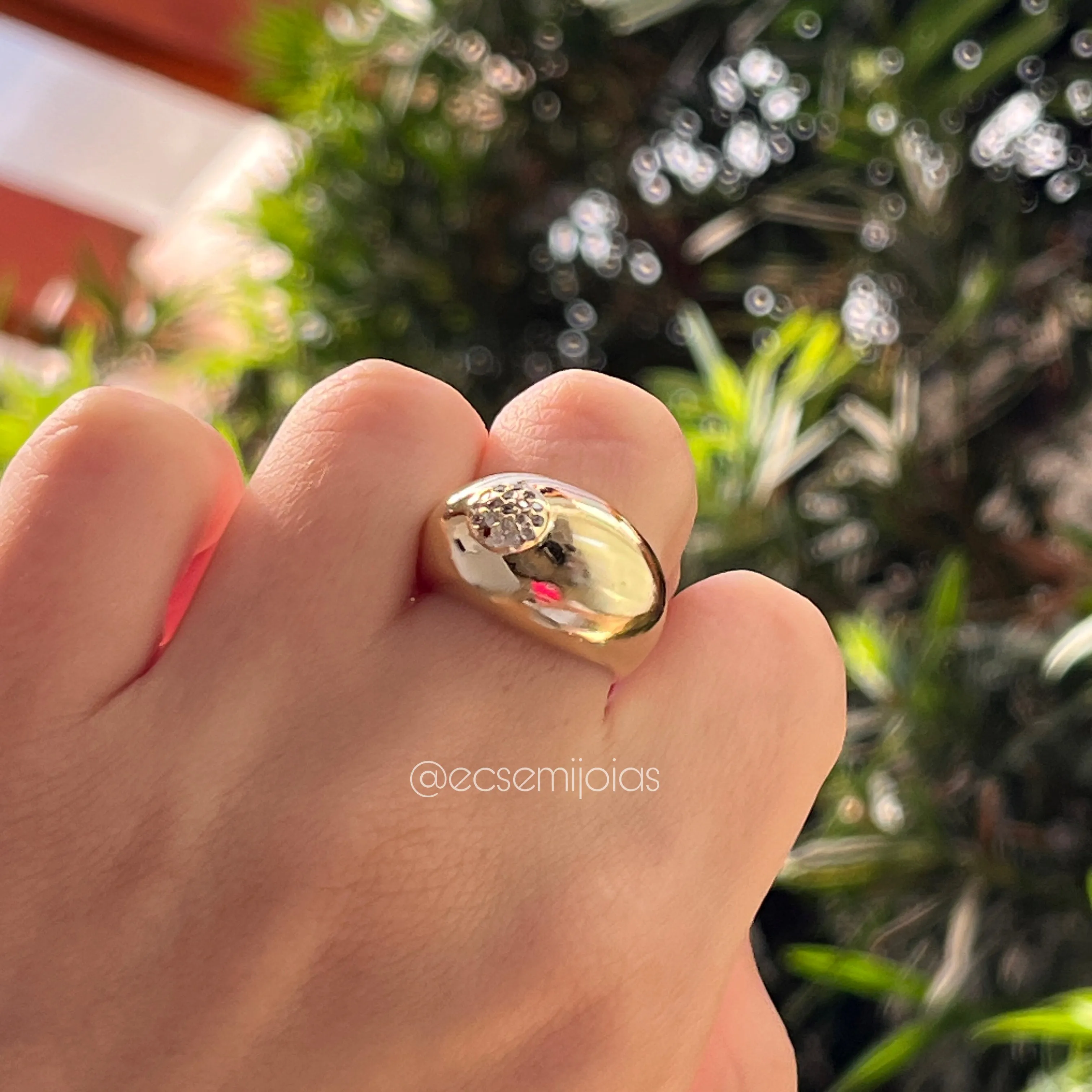 Anel oval liso polido com bola pequena cravejada em cima - banhado a ouro 18k