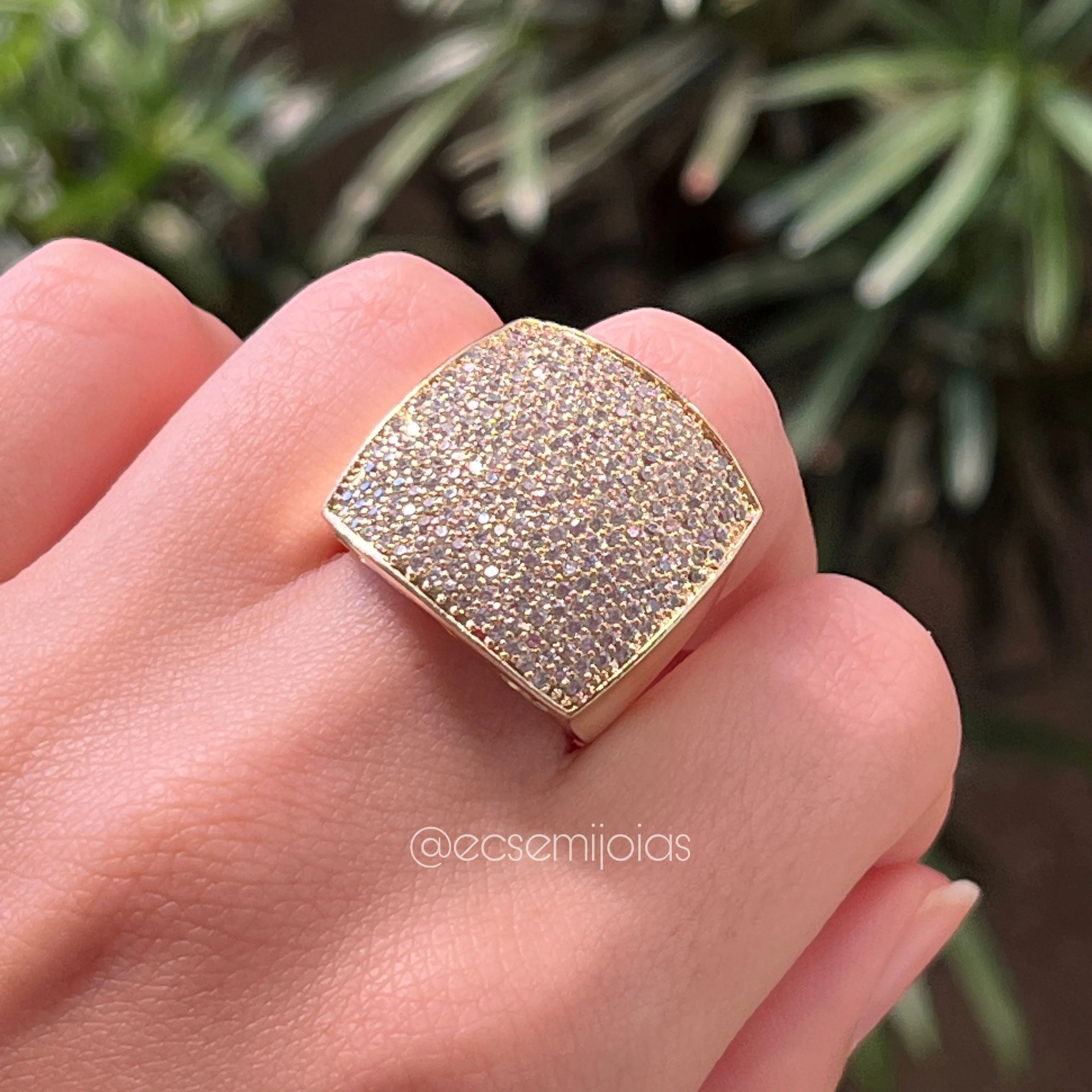Anel quadrado cravejado com zircônias - diâmetro quadrado 20mm - banhado a ouro 18k