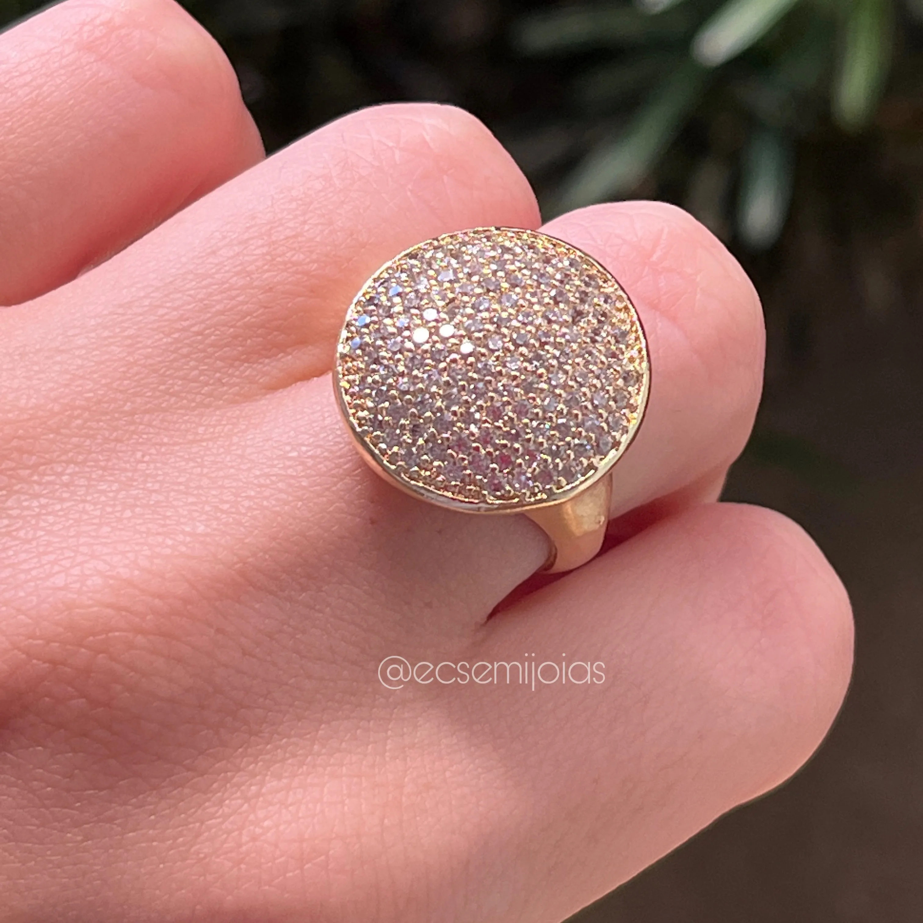 Anel redondo médio cravejado - diâmetro cravejado 20mm - banhado a ouro 18k