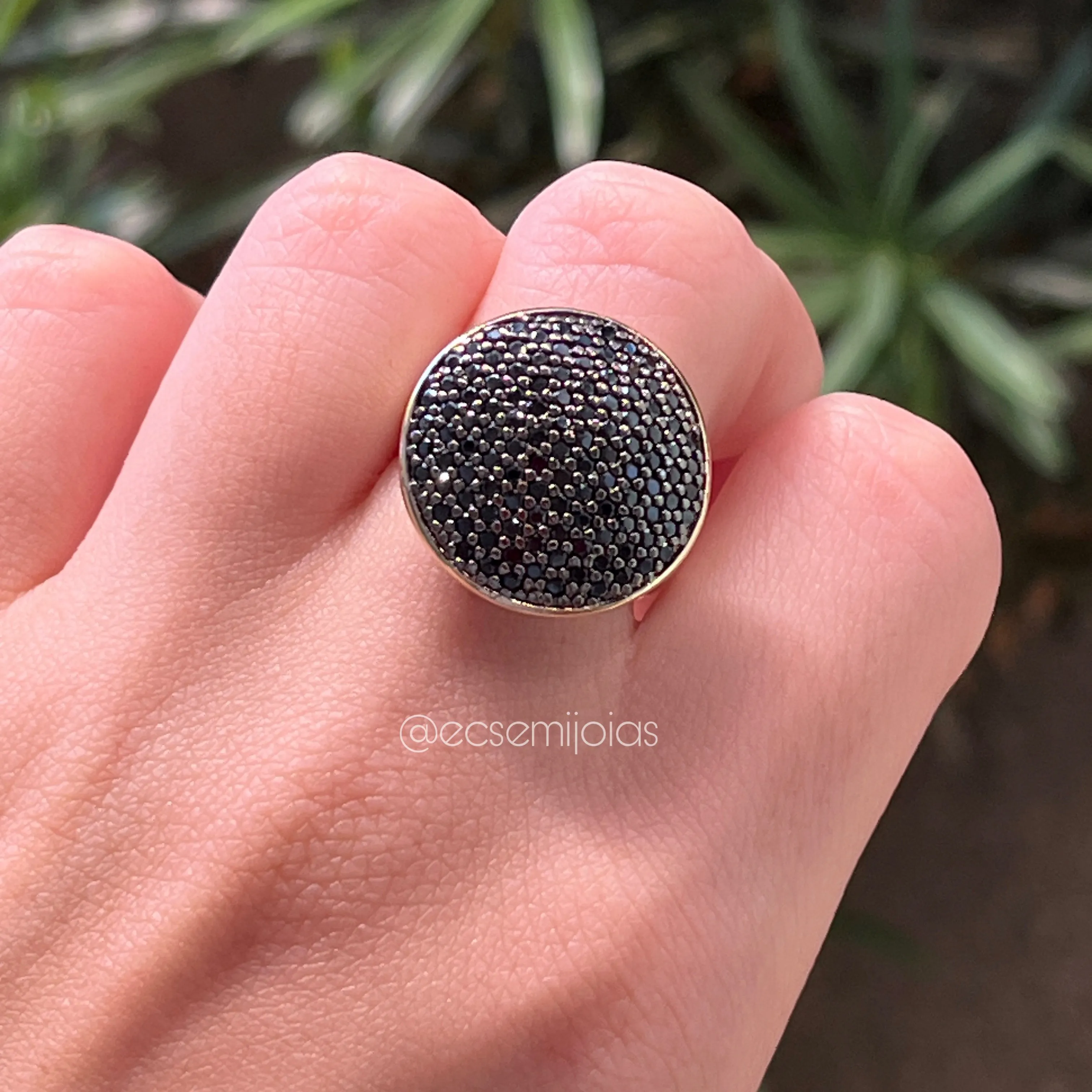 Anel redondo médio cravejado - diâmetro cravejado 20mm - banhado a ouro 18k