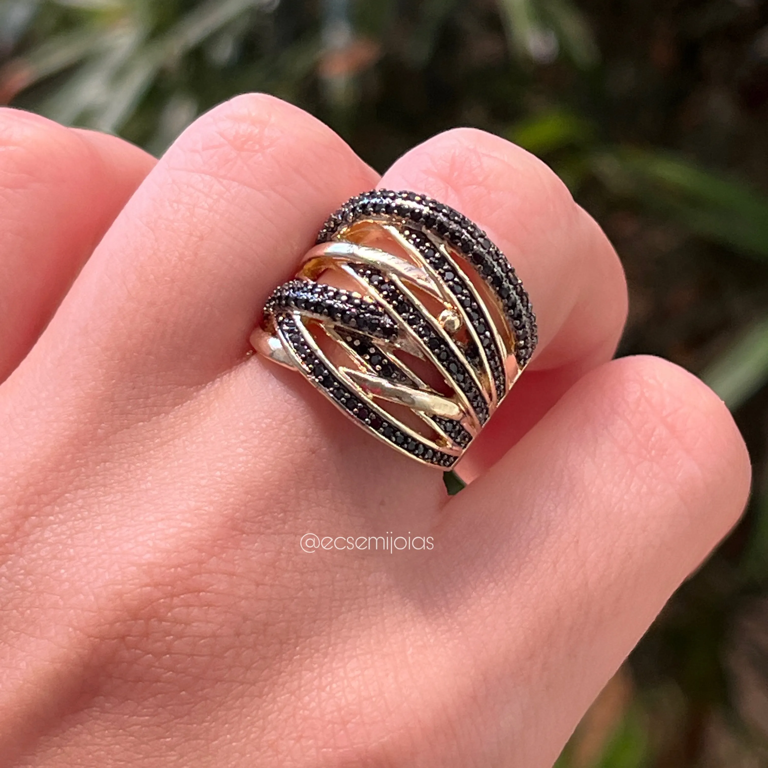 Anel trançado vazado cravejado com zircônias negras - banhado a ouro 18k