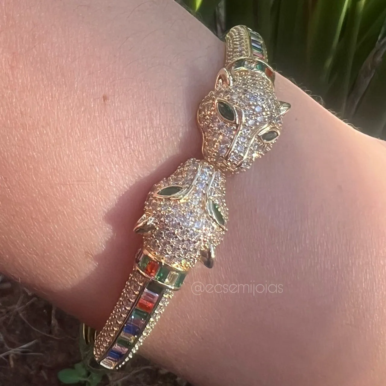Bracelete com 2 panteras cravejadas com fileira de baguetes coloridas - banhado a ouro 18k