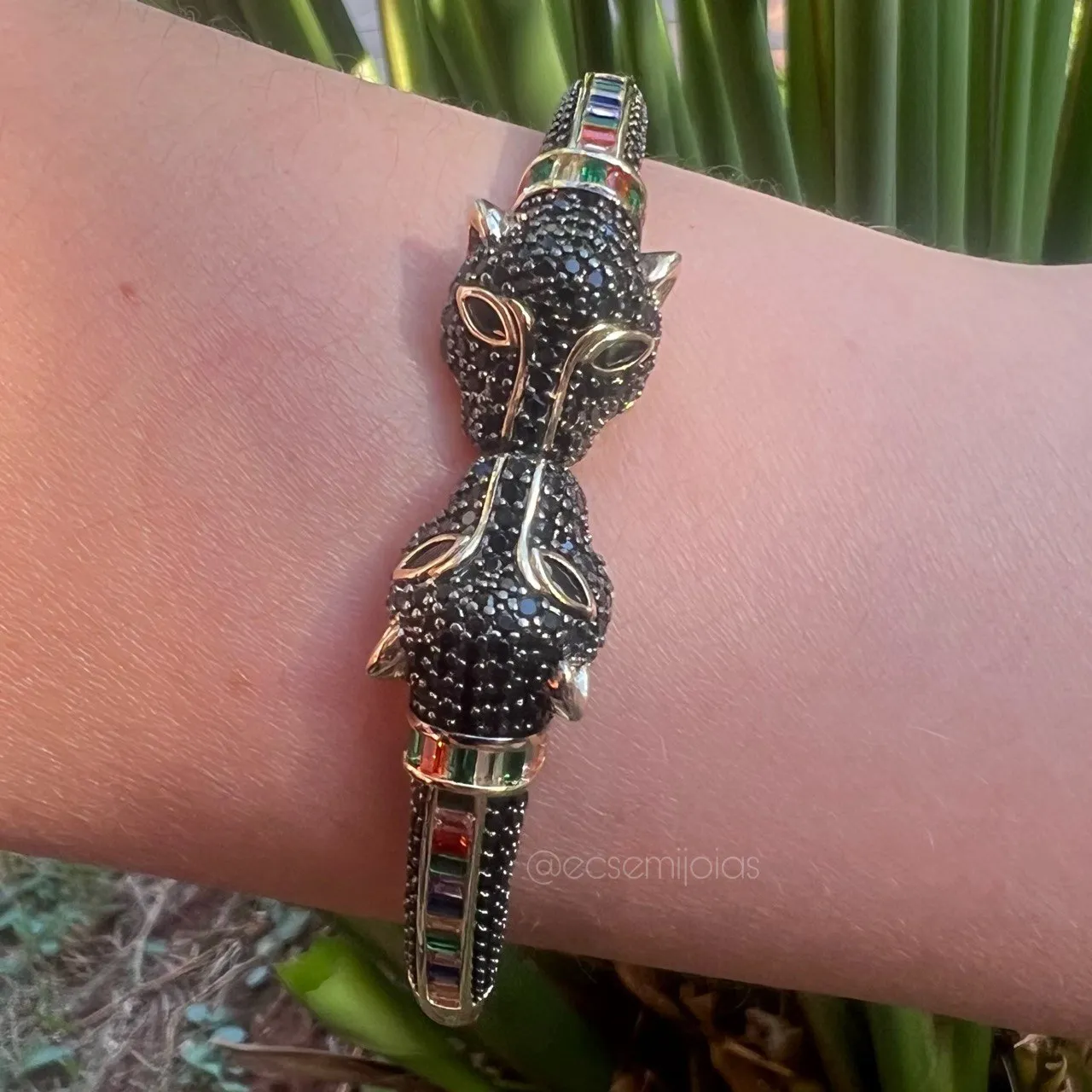 Bracelete com 2 panteras cravejadas com fileira de baguetes coloridas - banhado a ouro 18k