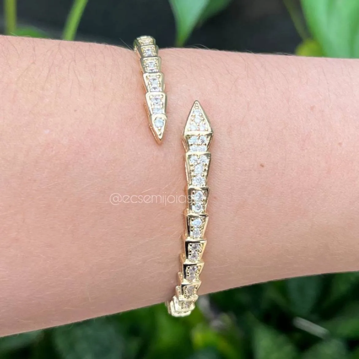 Bracelete com vários triângulos intercalados cravejados - banhado a ouro 18k