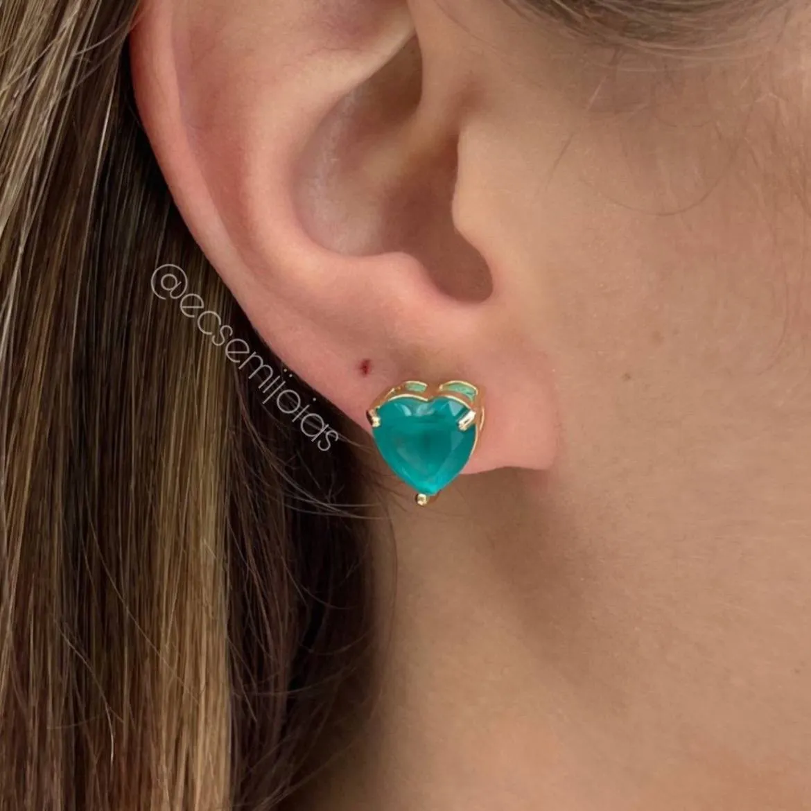 Brinco coração pedra 4 garras - 11mm x 11mm - banhado a ouro 18k