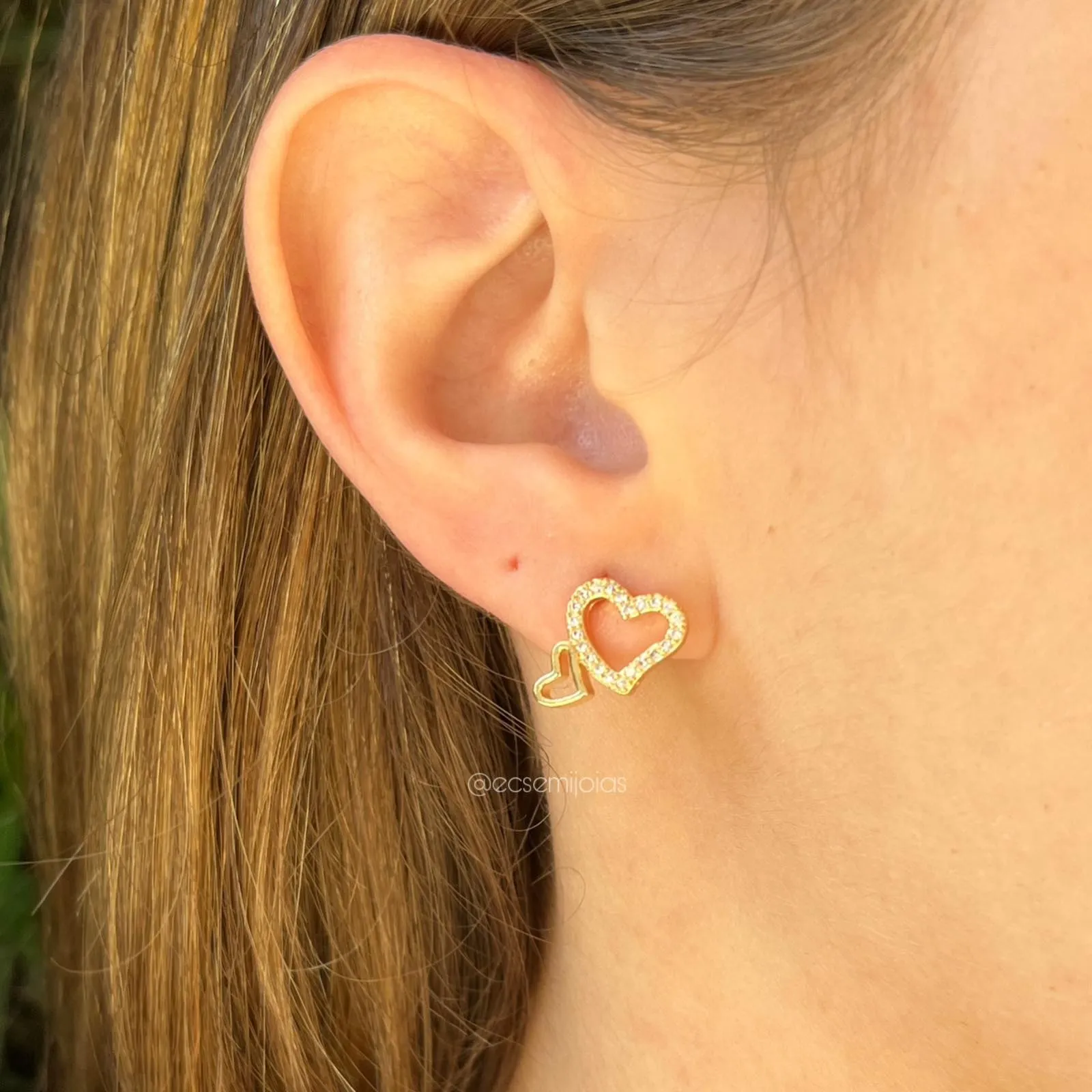 Brinco dois corações - banhado a ouro 18k