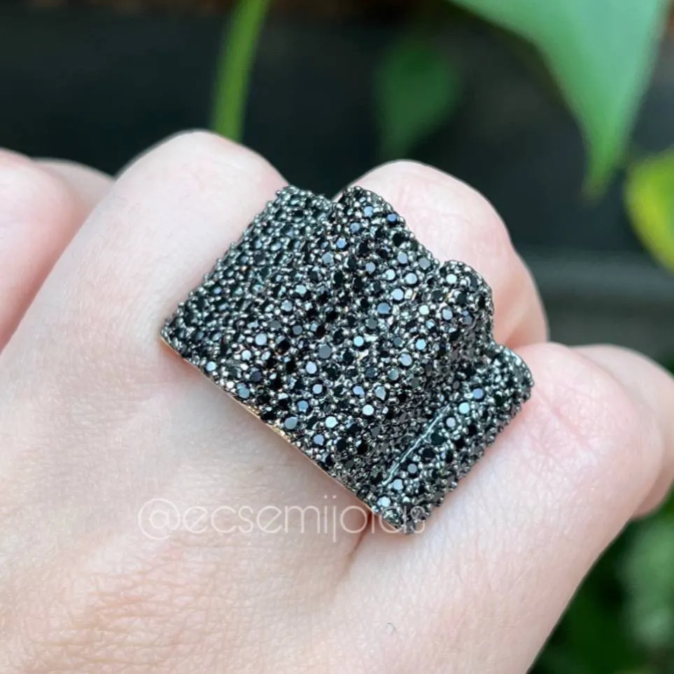 Anel com ondas cravejadas - banhado a ouro 18k
