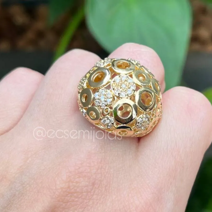 Anel redondo alto com bolas cravejadas e bolas vazadas em cima - banhado a ouro 18k