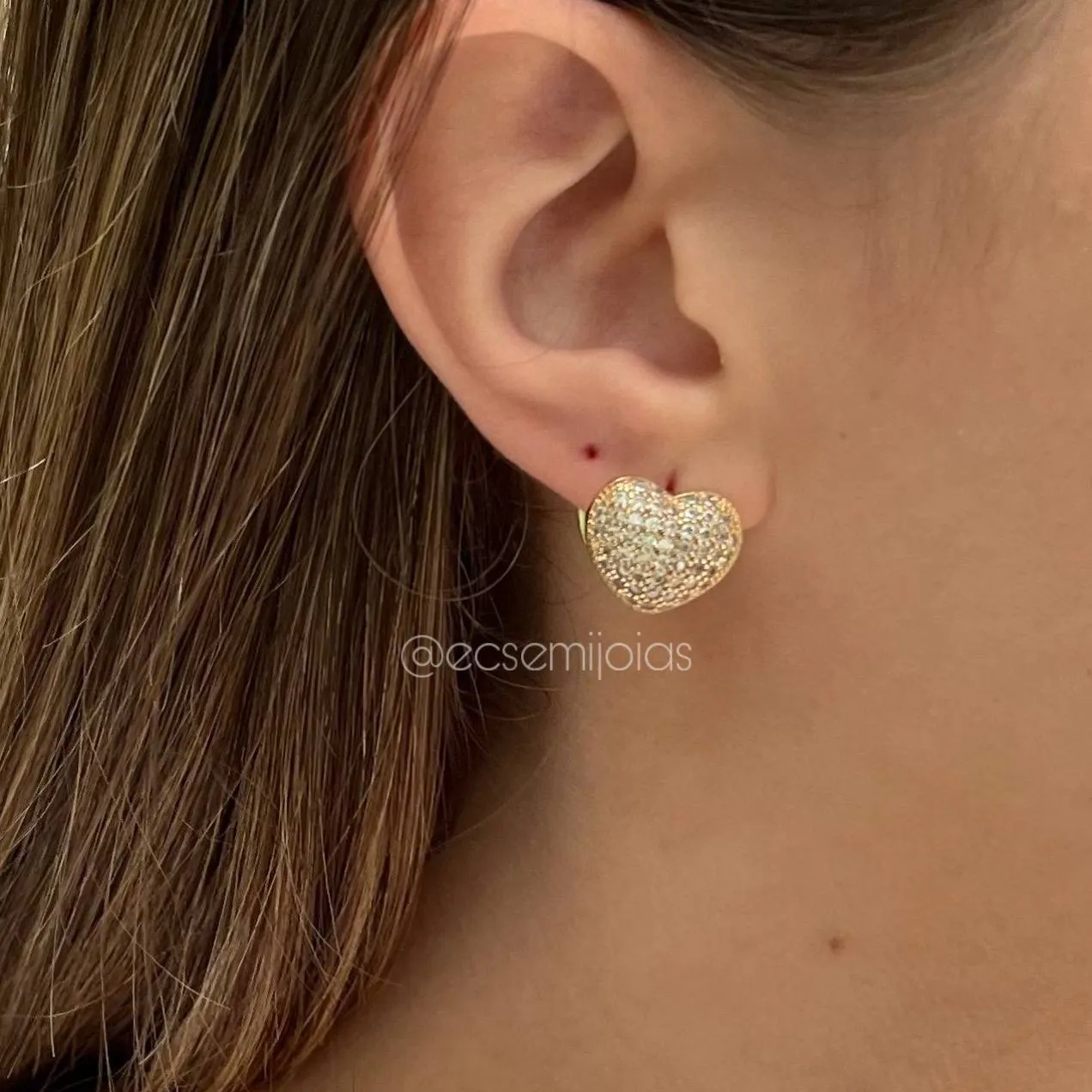 Brinco argola de coração G cravejado - banhado a ouro 18k