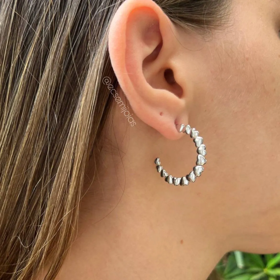 Brinco argola de corações lisos - 27mm diâm. - banhado a ródio branco