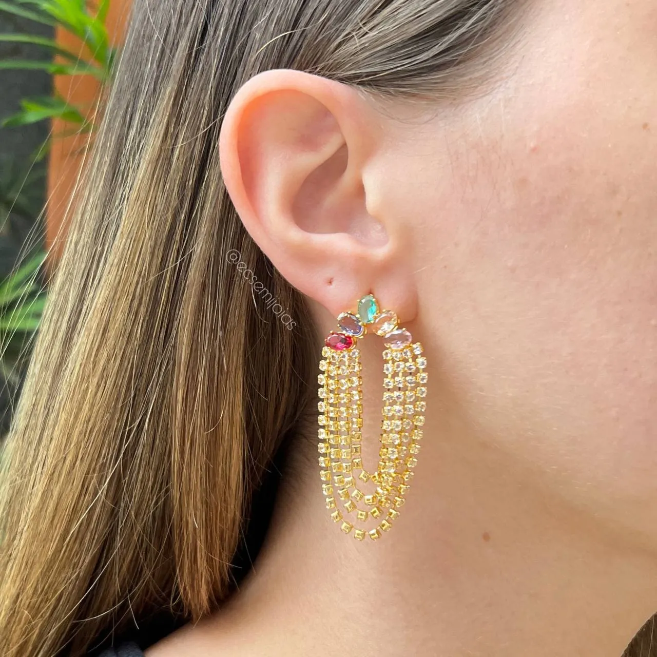 Brinco com 5 pedras ovais em cima e 4 fileiras de franjas 100% zircônias - banhado a ouro 18k