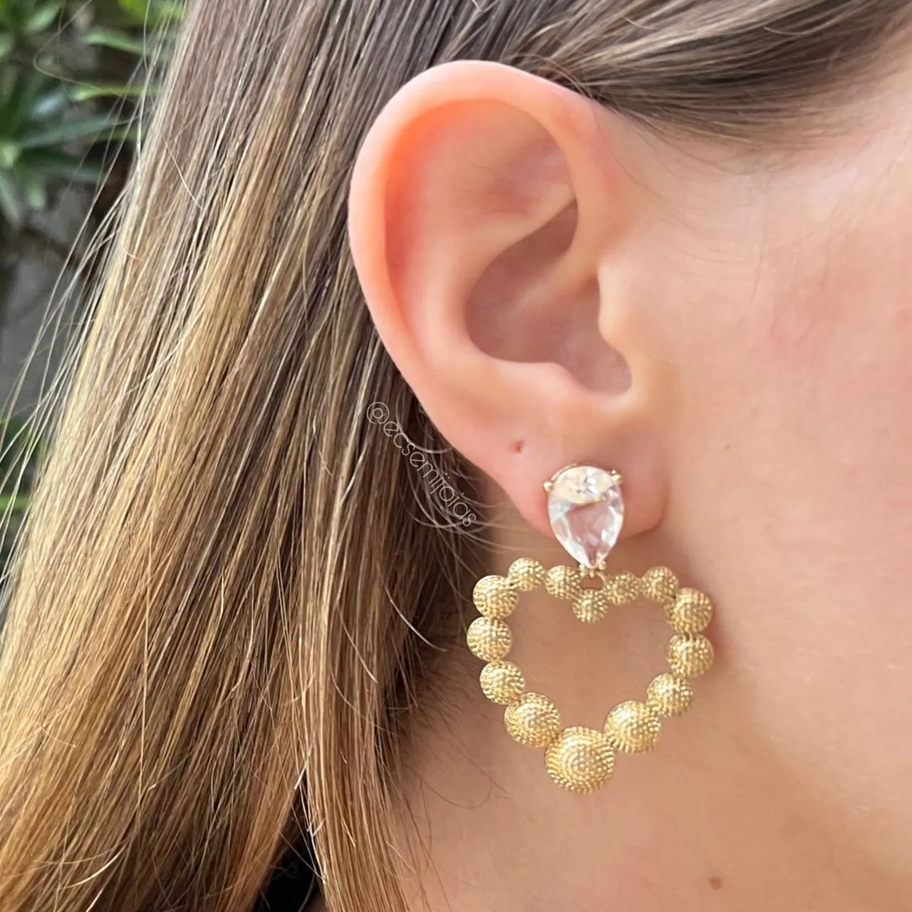 Brinco com pedra gota e coração com bolas bombardeadas - banhado a ouro 18k
