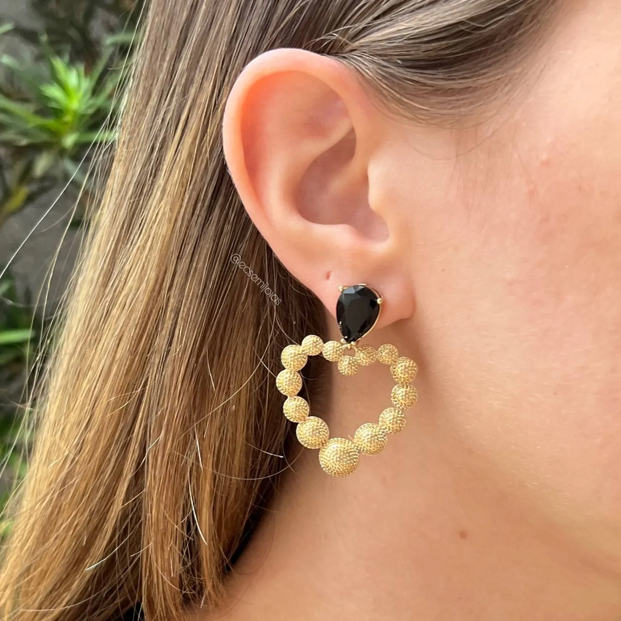 Brinco com pedra gota e coração com bolas bombardeadas - banhado a ouro 18k