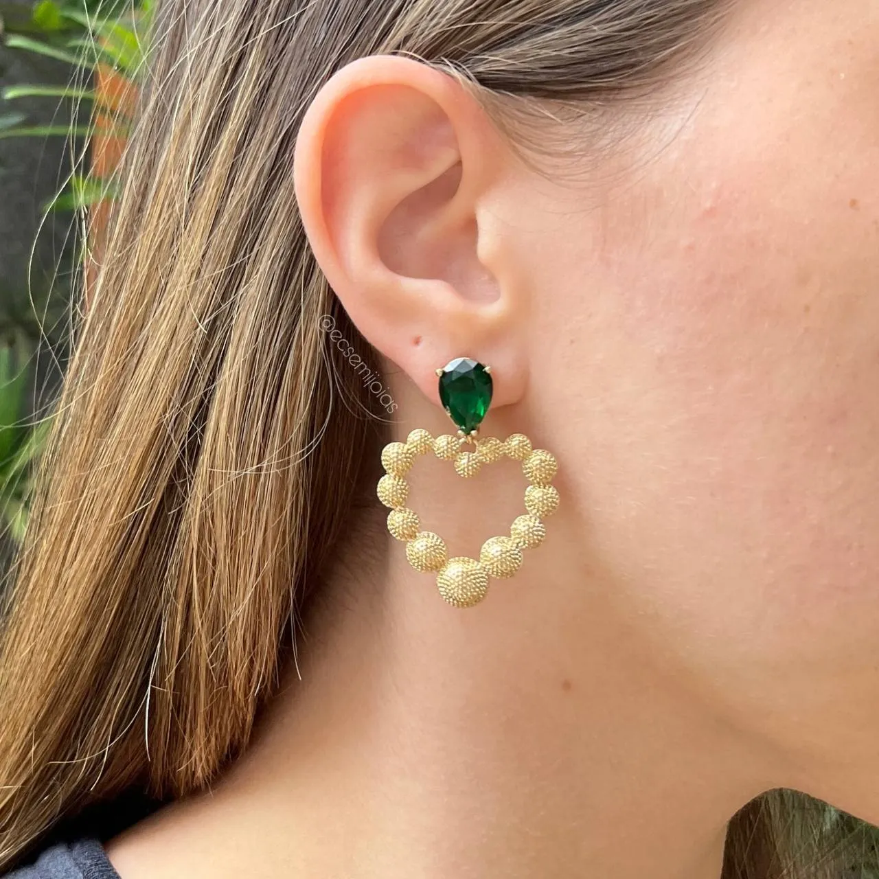 Brinco com pedra gota e coração com bolas bombardeadas - banhado a ouro 18k