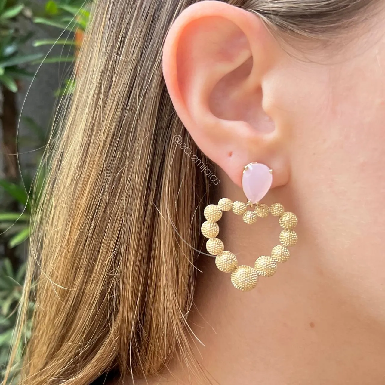 Brinco com pedra gota e coração com bolas bombardeadas - banhado a ouro 18k