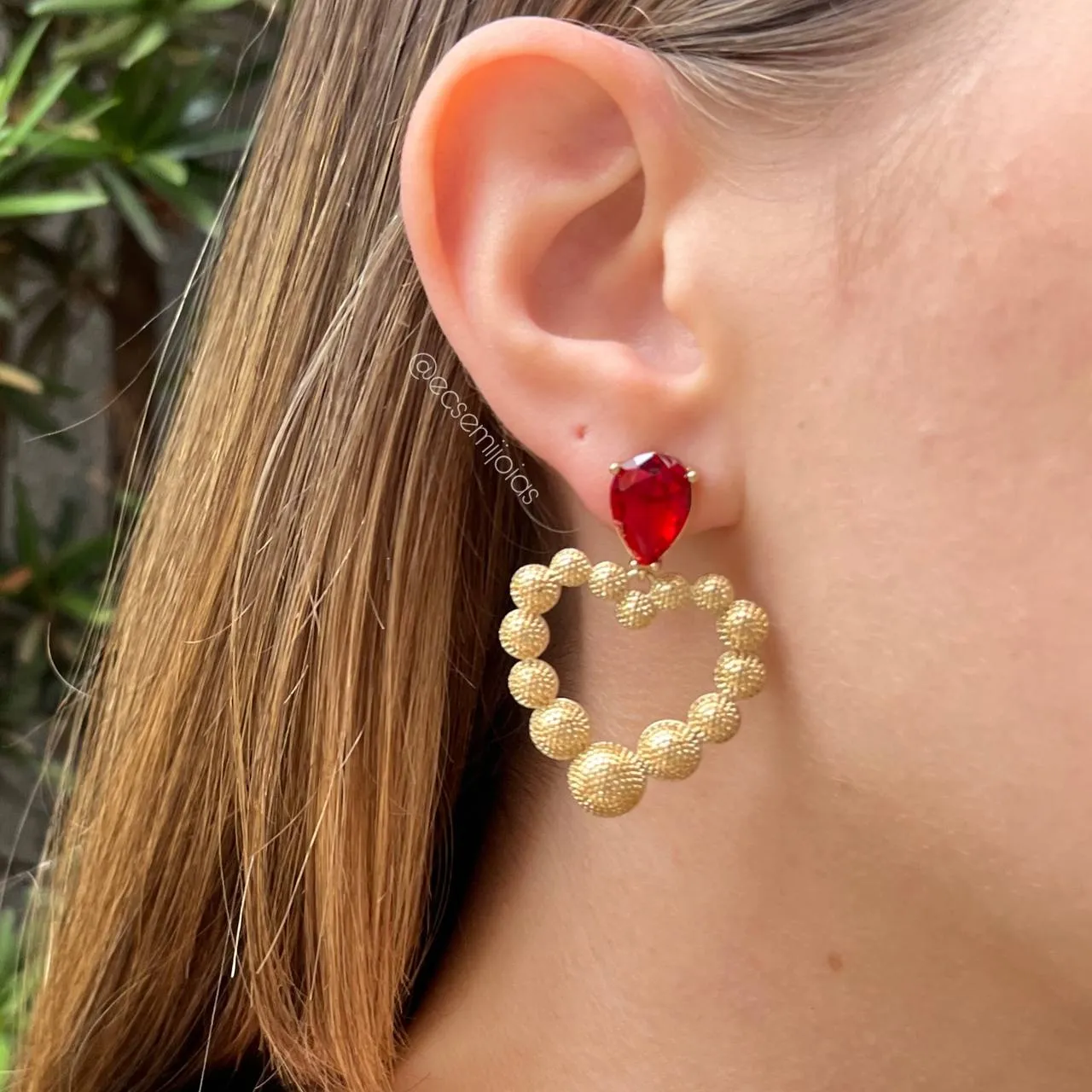 Brinco com pedra gota e coração com bolas bombardeadas - banhado a ouro 18k