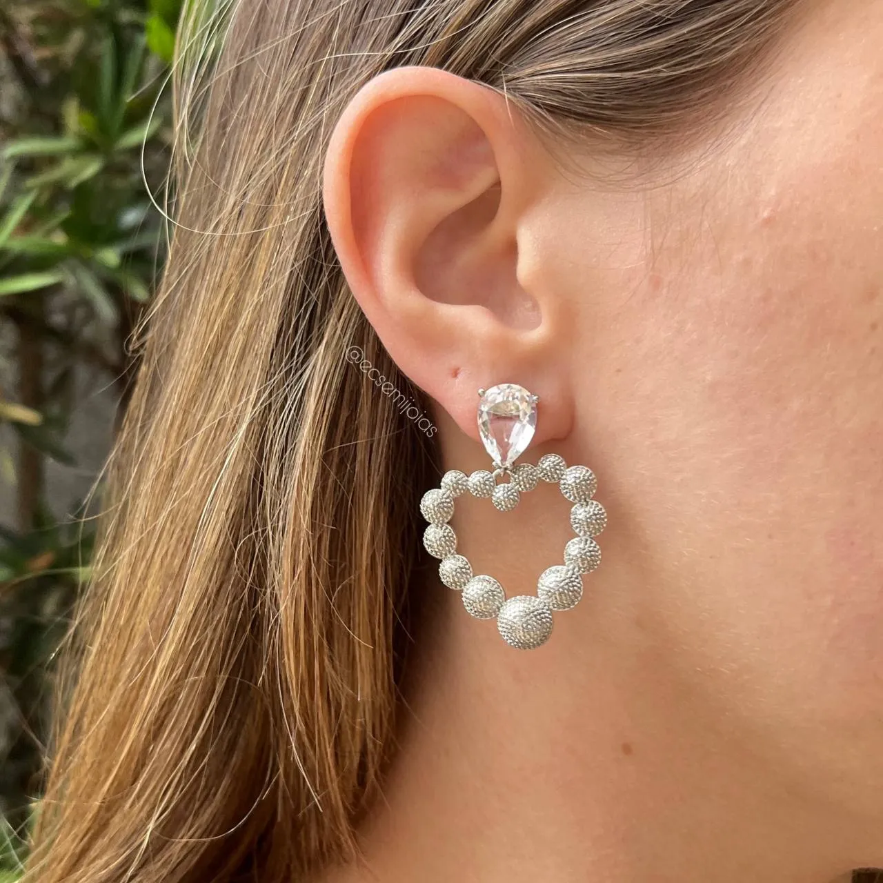 Brinco com pedra gota e coração com bolas bombardeadas - banhado a ródio branco