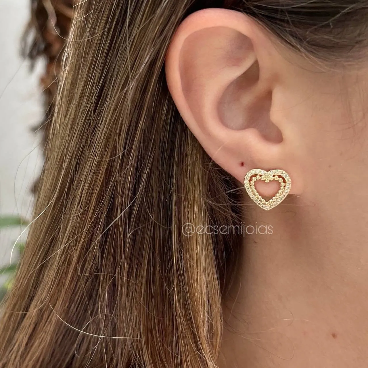 Brinco coração vazado bombardeado e cravejado - banhado a ouro 18k