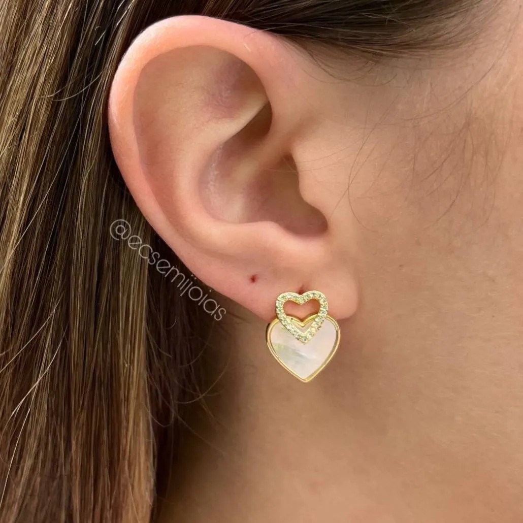Brinco coração vazado cravejado e coração de madrepérola - banhado a ouro 18k