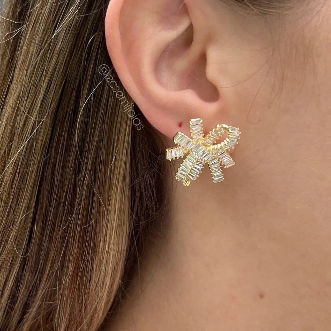 Brinco de laço com baguetes - banhado a ouro 18k