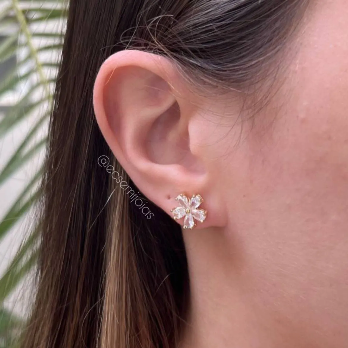 Brinco flor com zircônias baguetes G - 12mm - banhado a ouro 18k