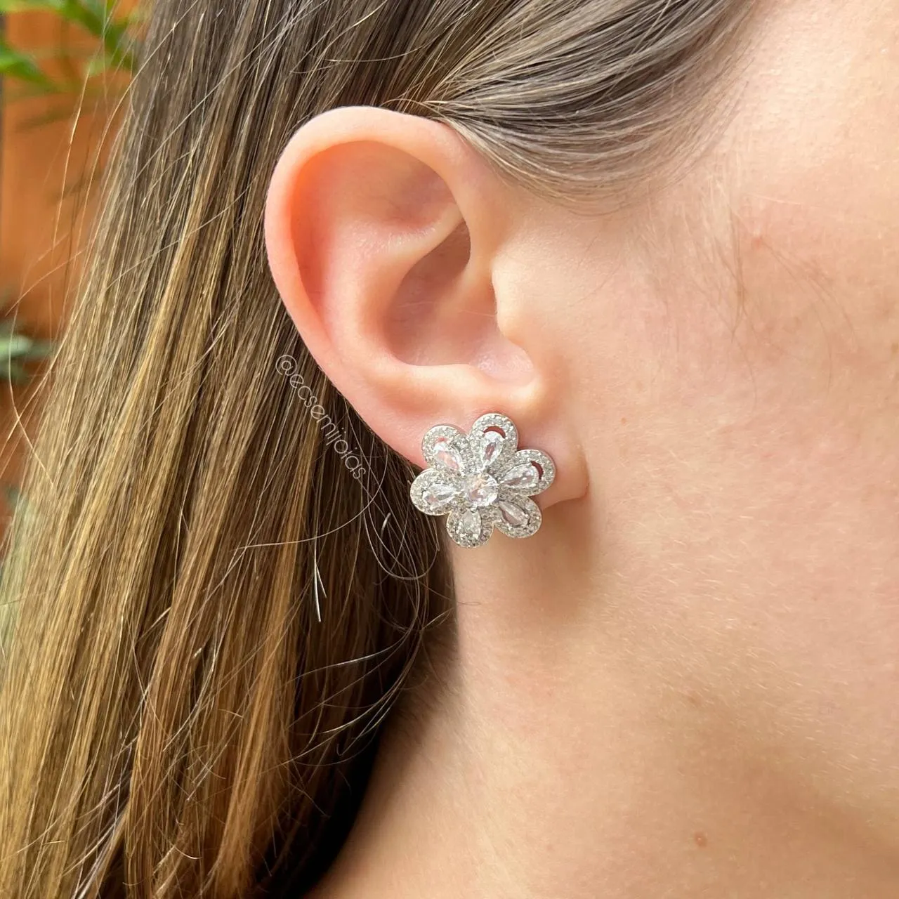 Brinco flor com zircônias gotas cravejado em volta - banhado a ródio branco