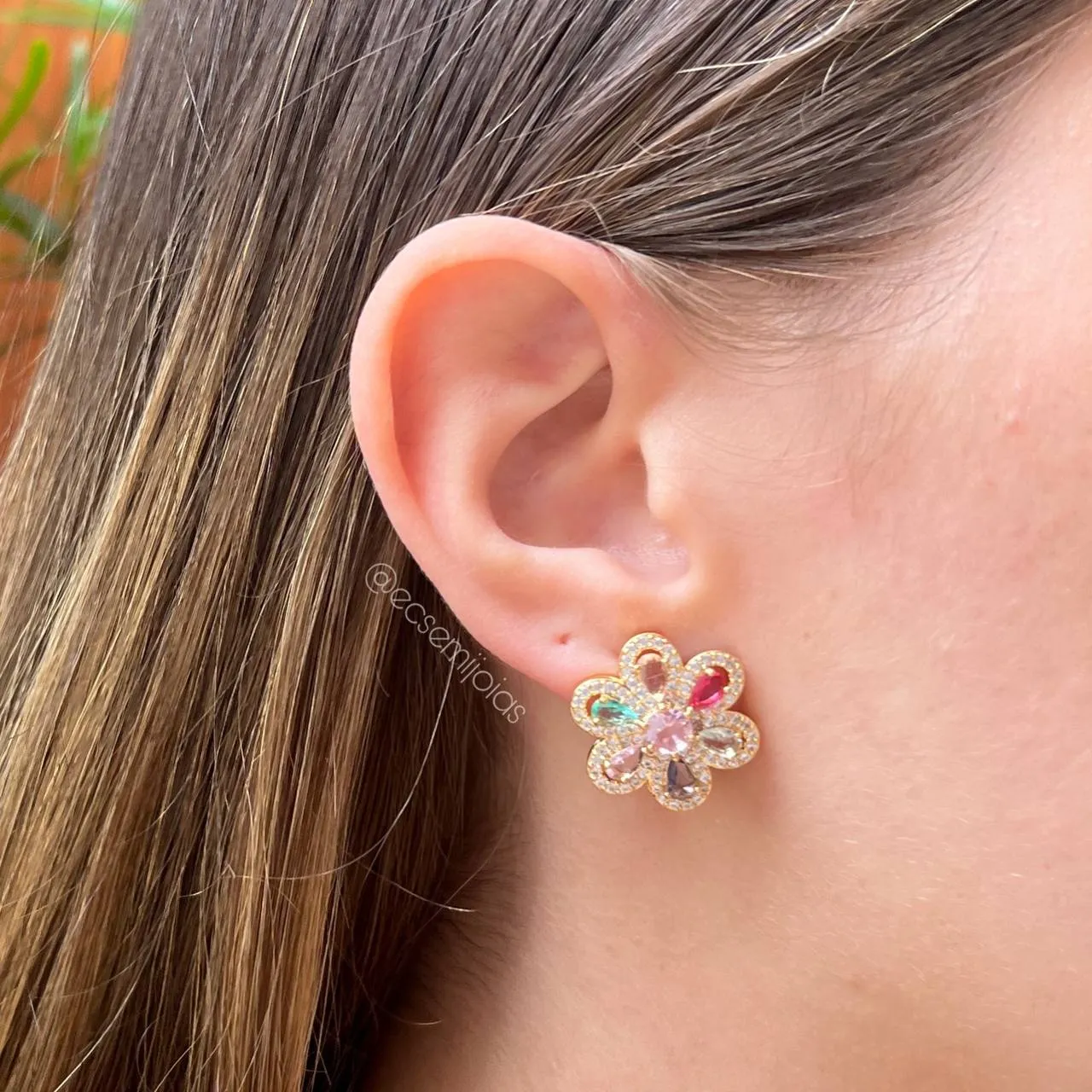 Brinco flor com zircônias gotas cravejado em volta - banhado a ródio branco