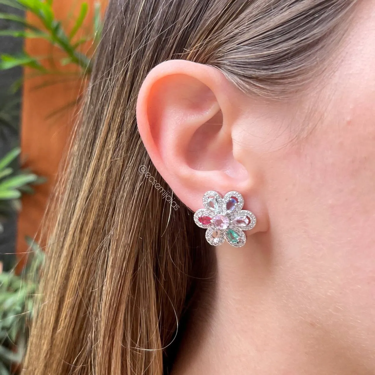 Brinco flor com zircônias gotas cravejado em volta - banhado a ródio branco