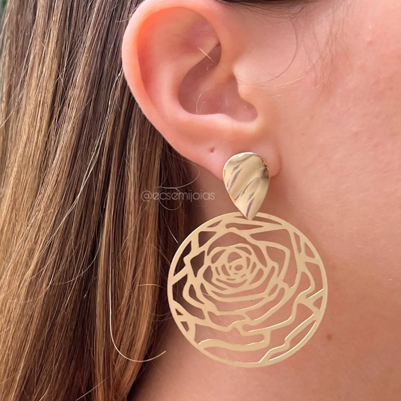 Brinco flor grande lisa vazada - 40mm - banhado a ouro 18k