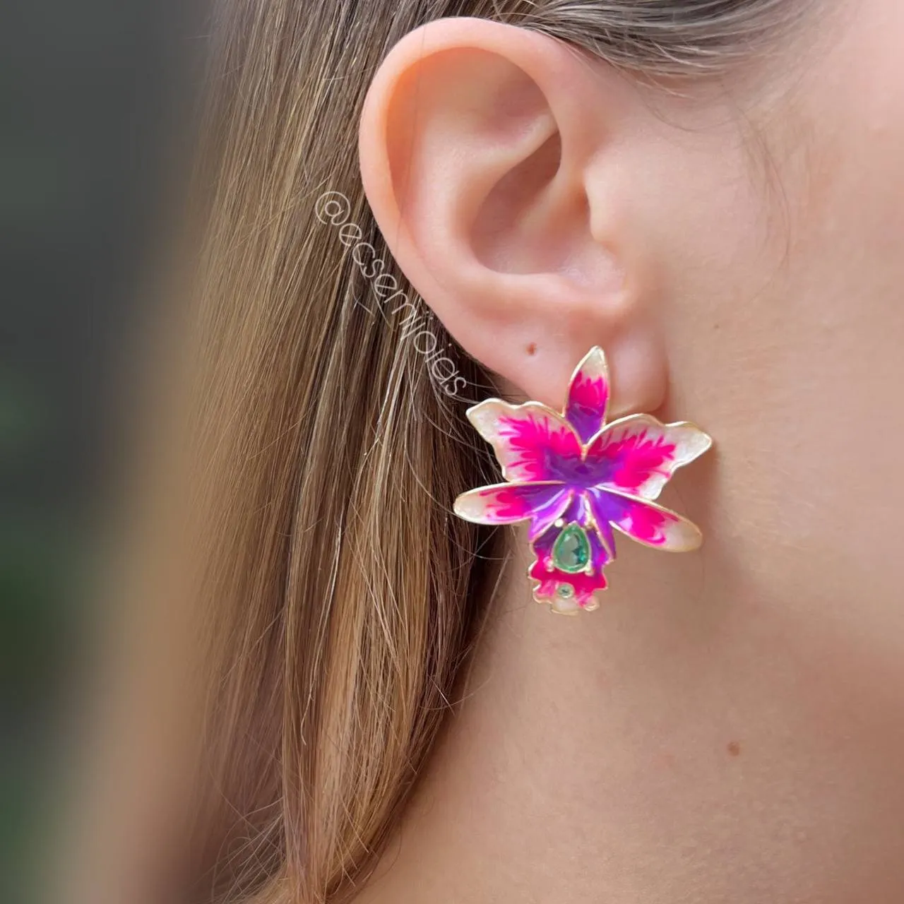 Brinco flor orquídea esmaltada com pedra gota turmalina - banhado a ouro 18k