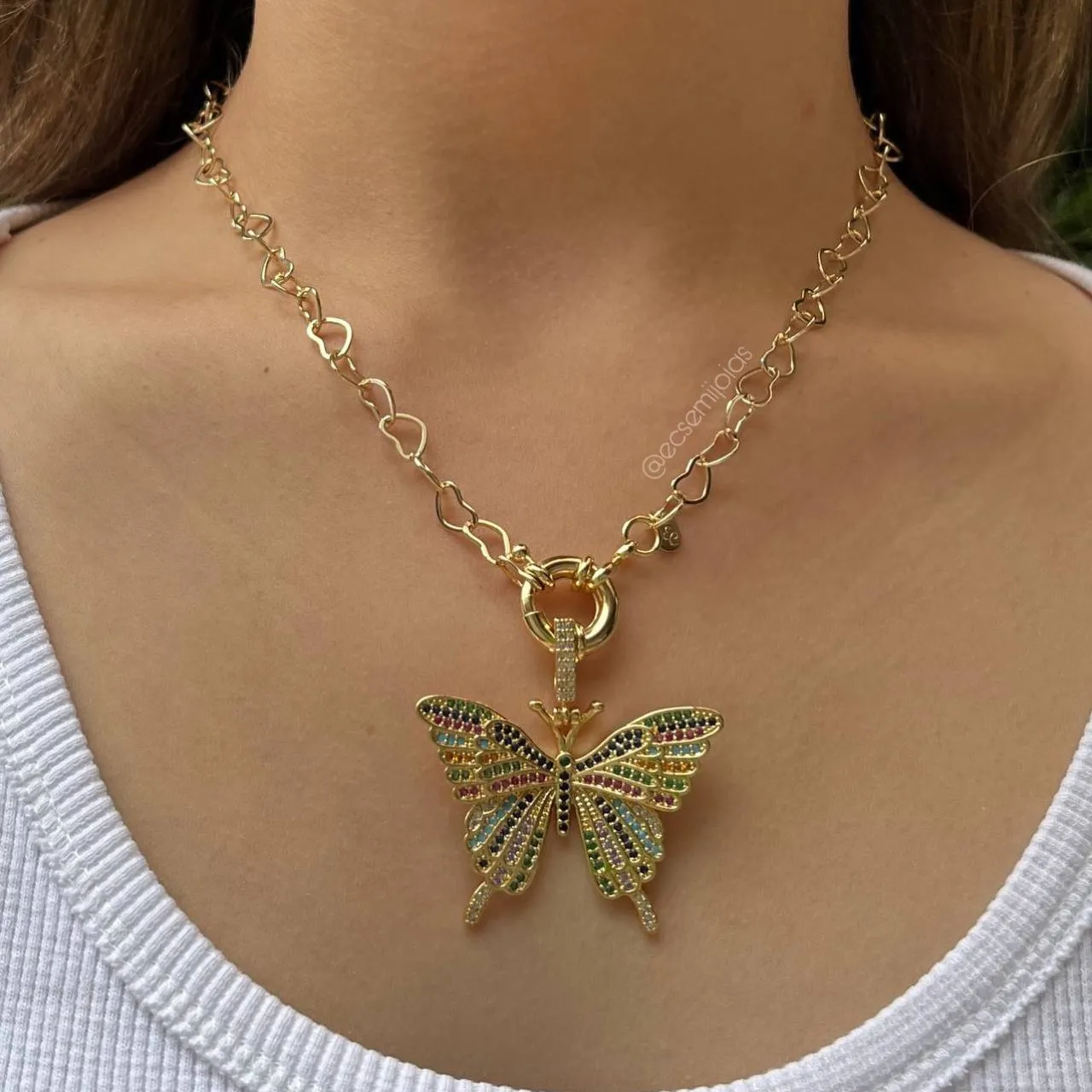 Colar borboleta grande cravejada colorida - corrente elos corações vazados - 45cm - banhado a ouro 18k