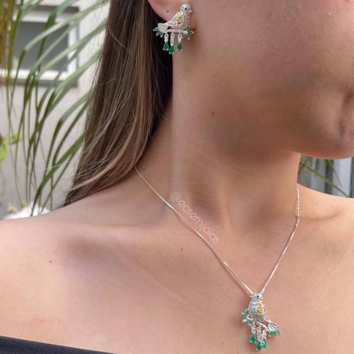 Conjunto de brinco e colar pássaro com galho pendurado cravejado com zircônias brancas, amarelas e esmeralda - Banhado ródio branco