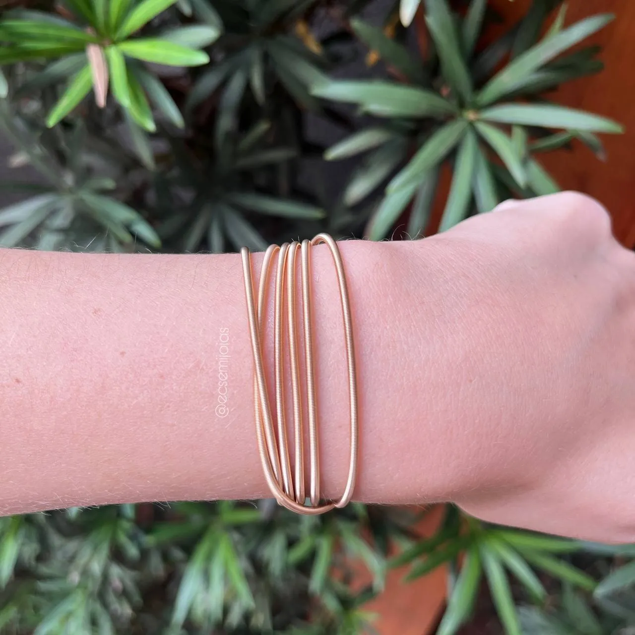 Pulseira 2/1 (ou colar) corda de violão - 2mm - banhado a ouro 18k