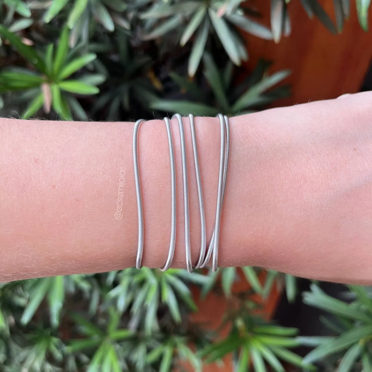 Pulseira 2/1 (ou colar) corda de violão - 2mm - banhado a ródio branco