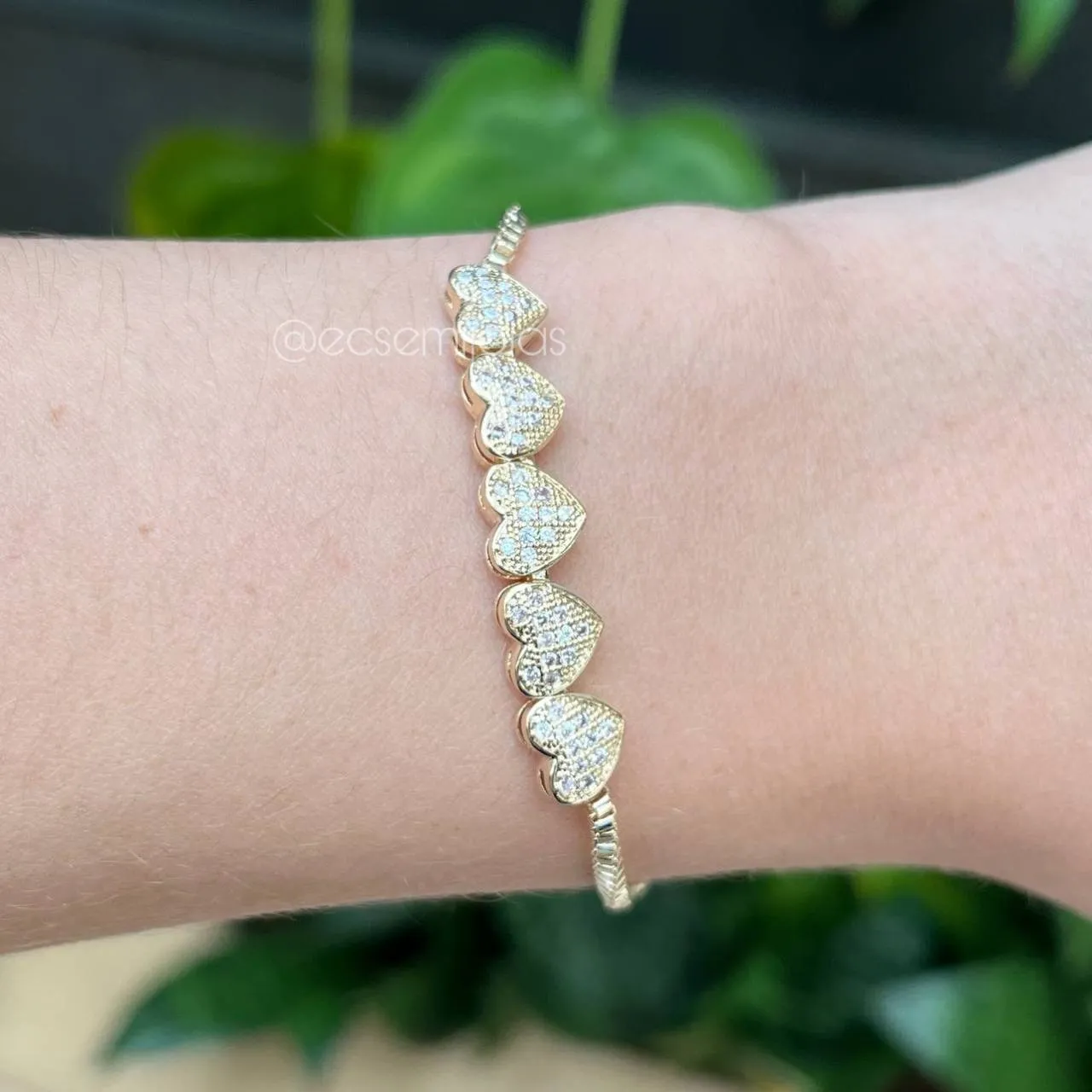 Pulseira shambala 5 corações cravejados - banhado a ouro 18k