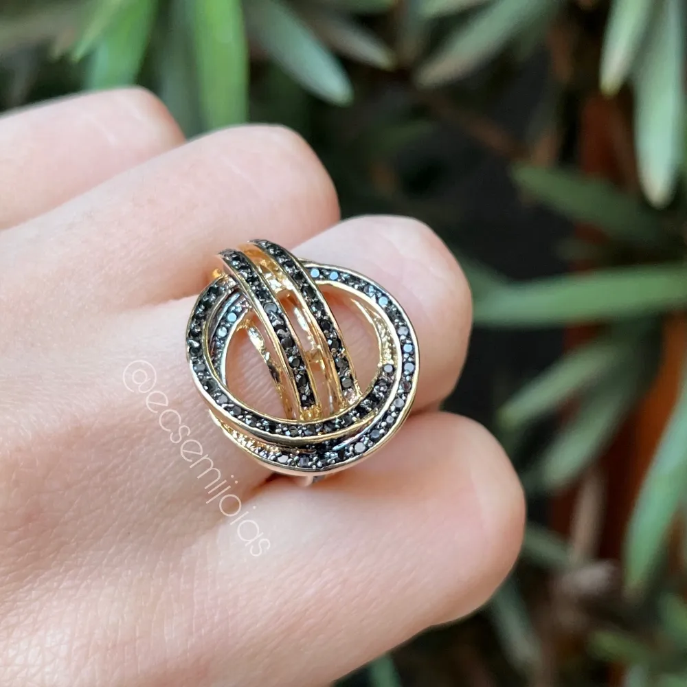 Anel c/ círculos cravejados vazados em cima - banhado a ouro 18k