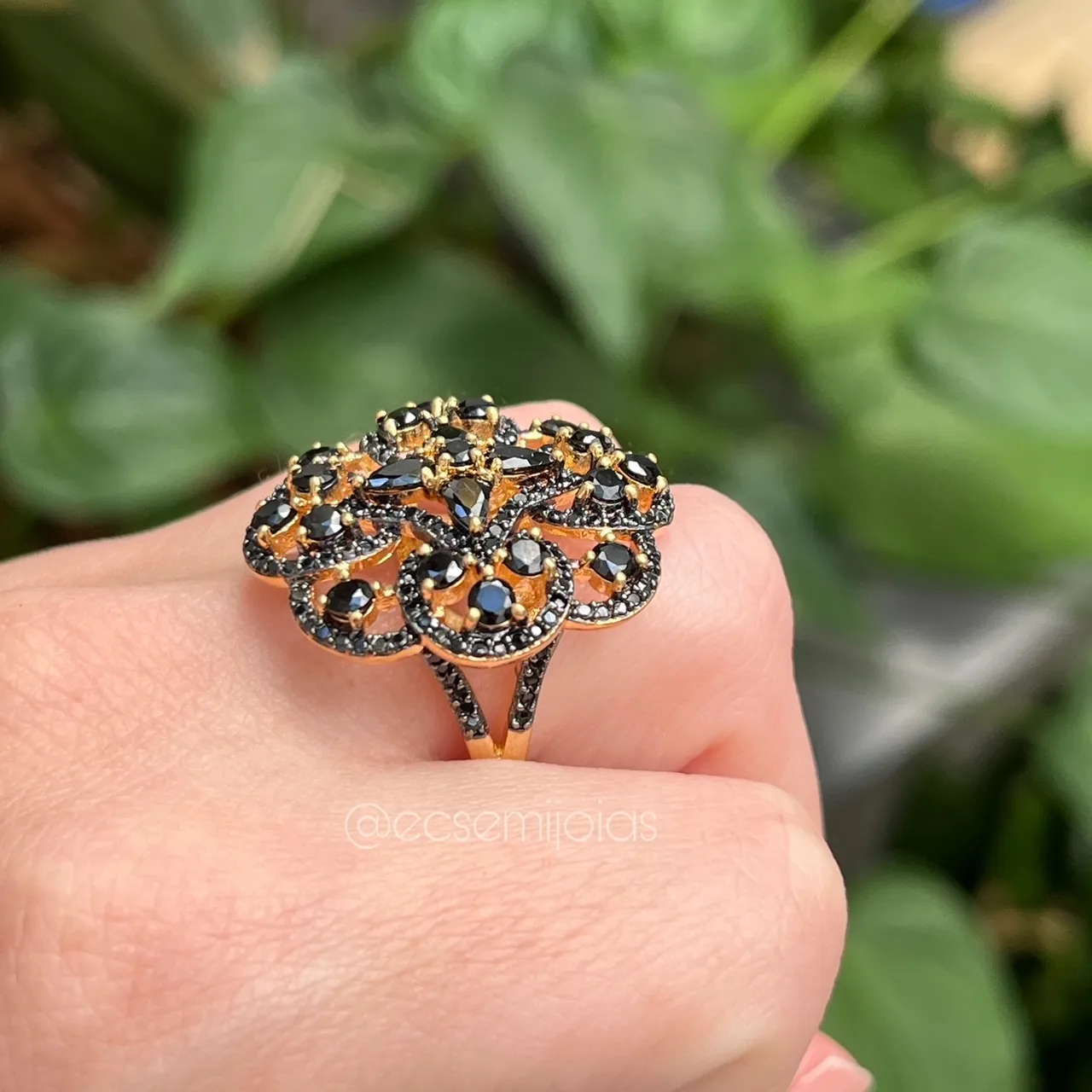 Anel flor vazada com zircônias gotas centro, redondas e cravejado em volta  - banhado a ouro 18k