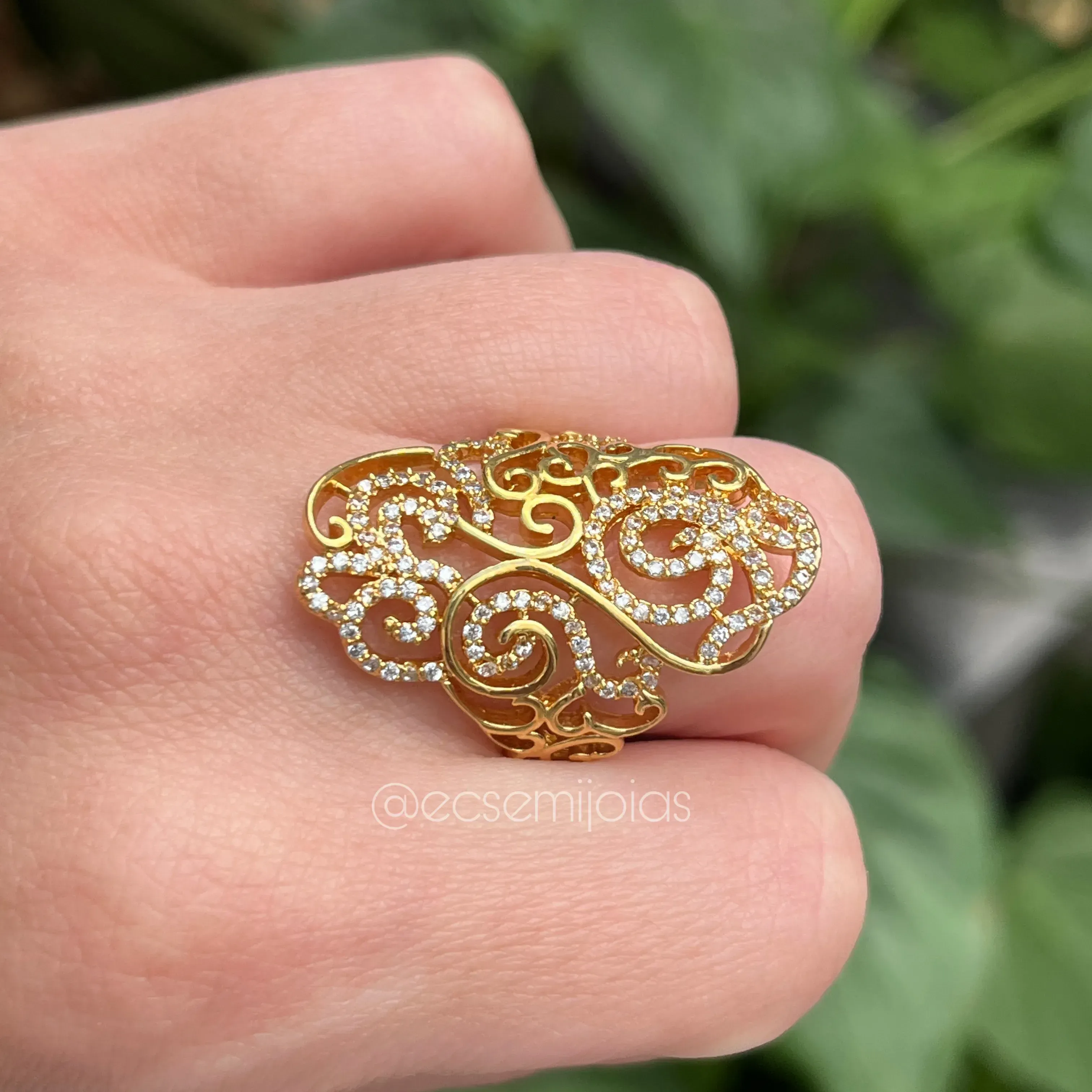 Anel arabesco floral cravejado vazado - 22x32mm - banhado a ouro 18k