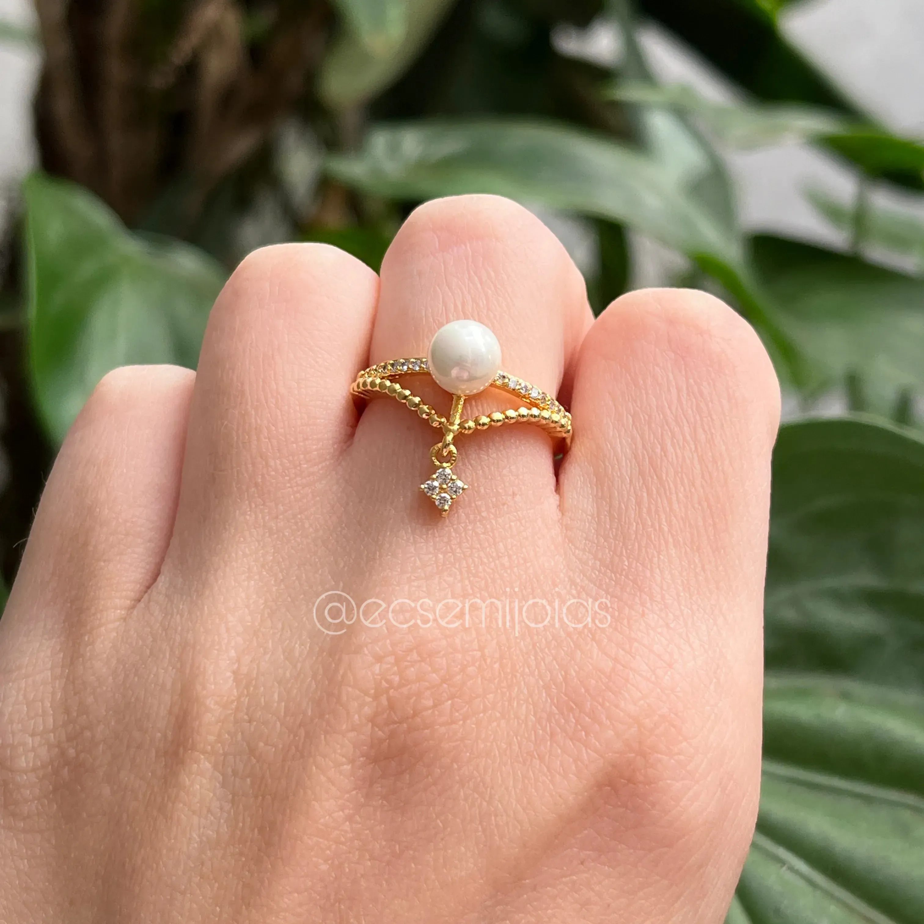 Anel aro cravejado com pérola 7mm centro e zircônia pendurada - banhado a ouro 18k