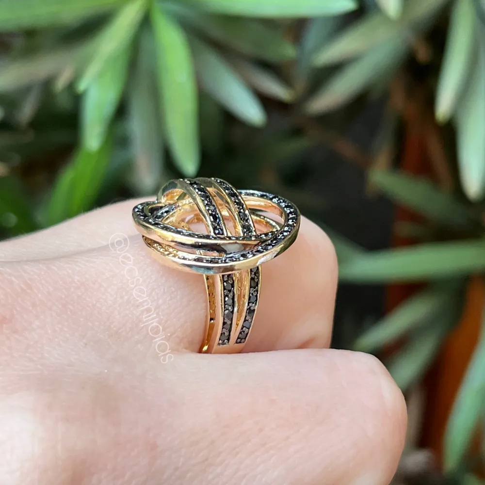 Anel c/ círculos cravejados vazados em cima - banhado a ouro 18k
