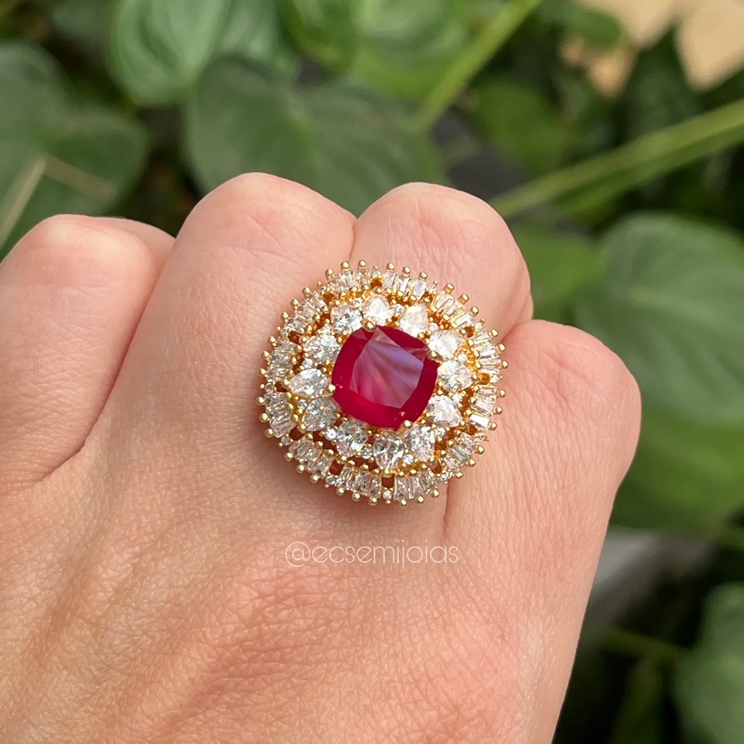 Anel c/ pedra quadrada centro cravejado em volta de navetes e baguetes - banhado a ouro 18k