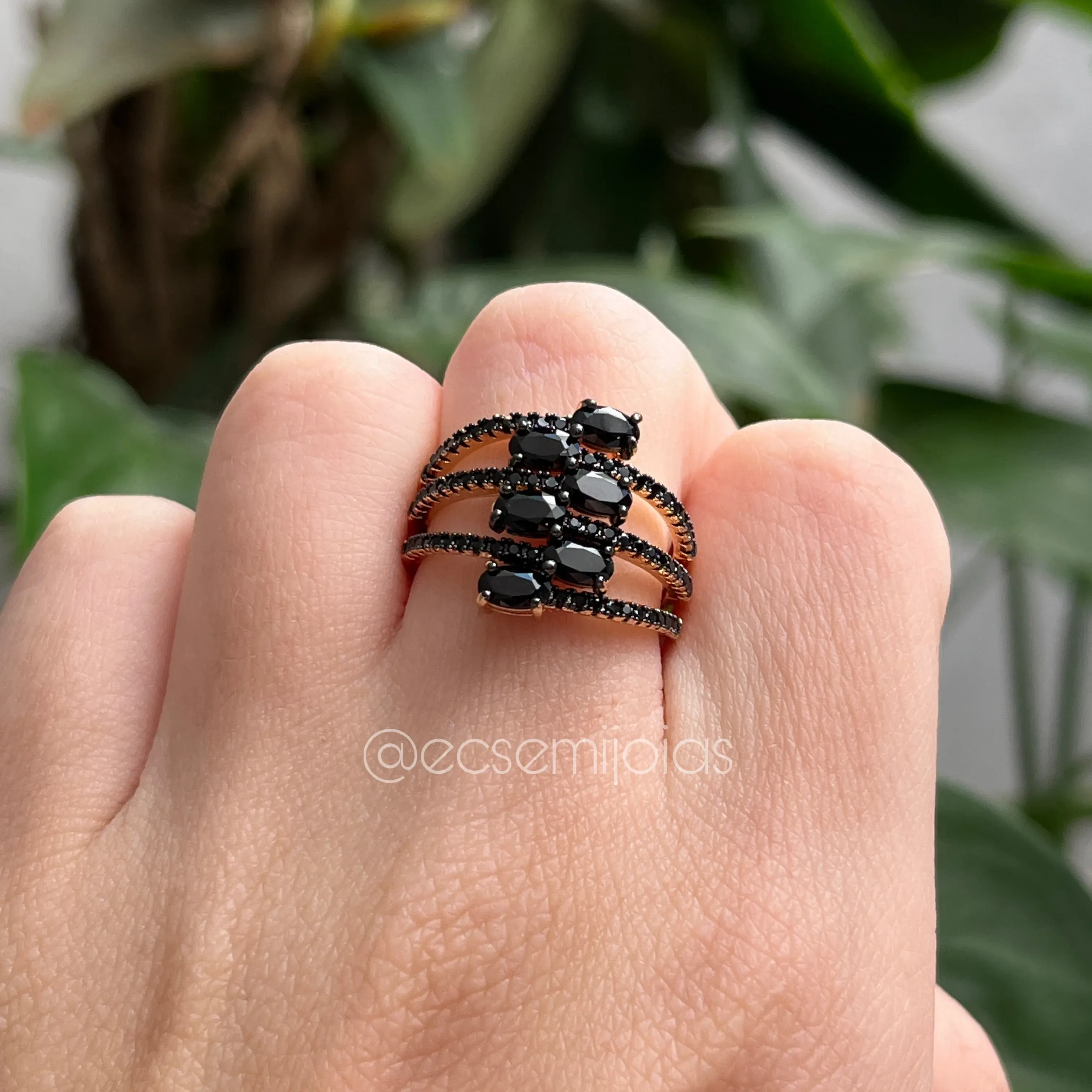 Anel com 2 fileiras com zircônias ovais com aros vazados cravejados - banhado a ouro 18k