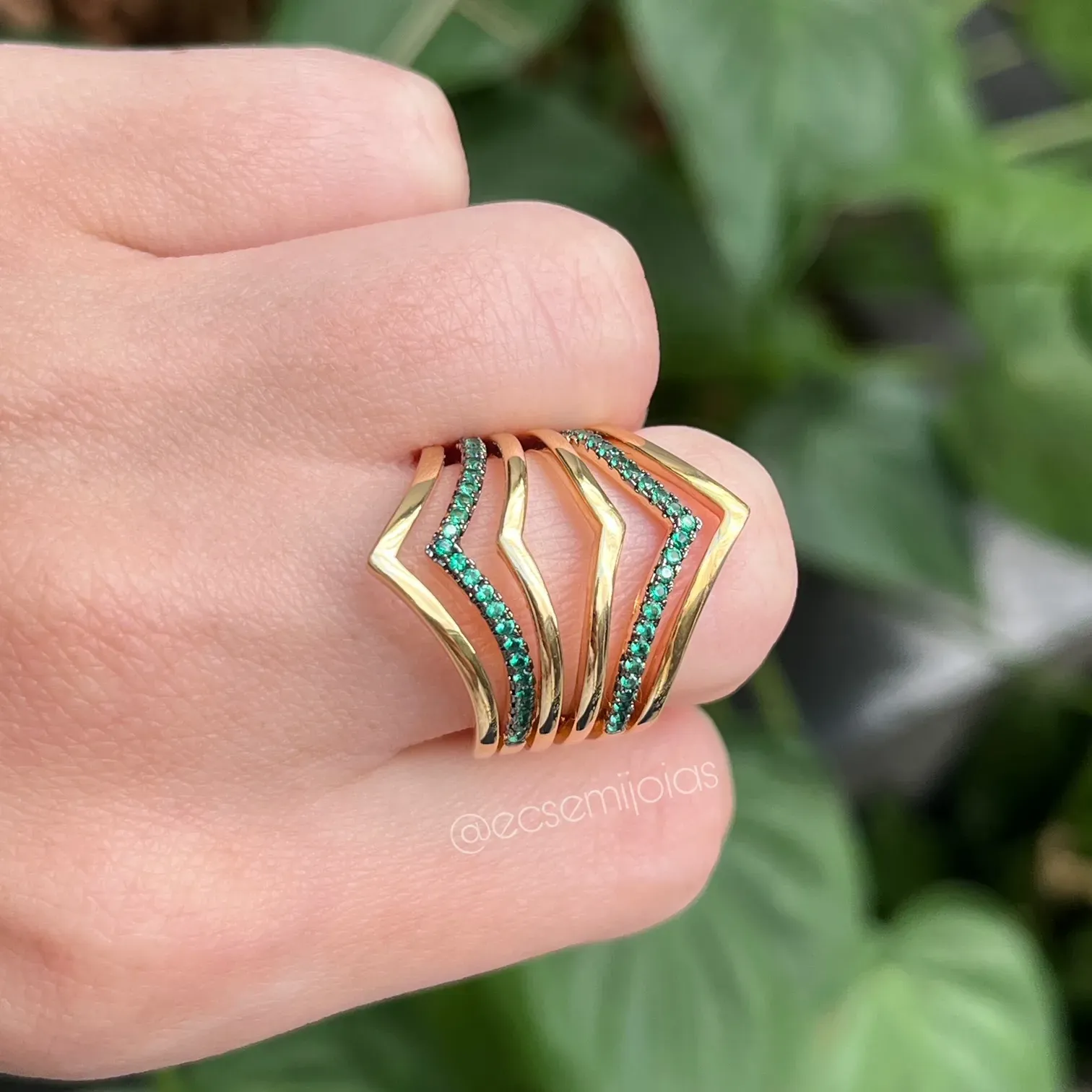 Anel com 6 aros pontudos vazados (2 aros cravejados e 4 lisos)  - banhado a ouro 18k
